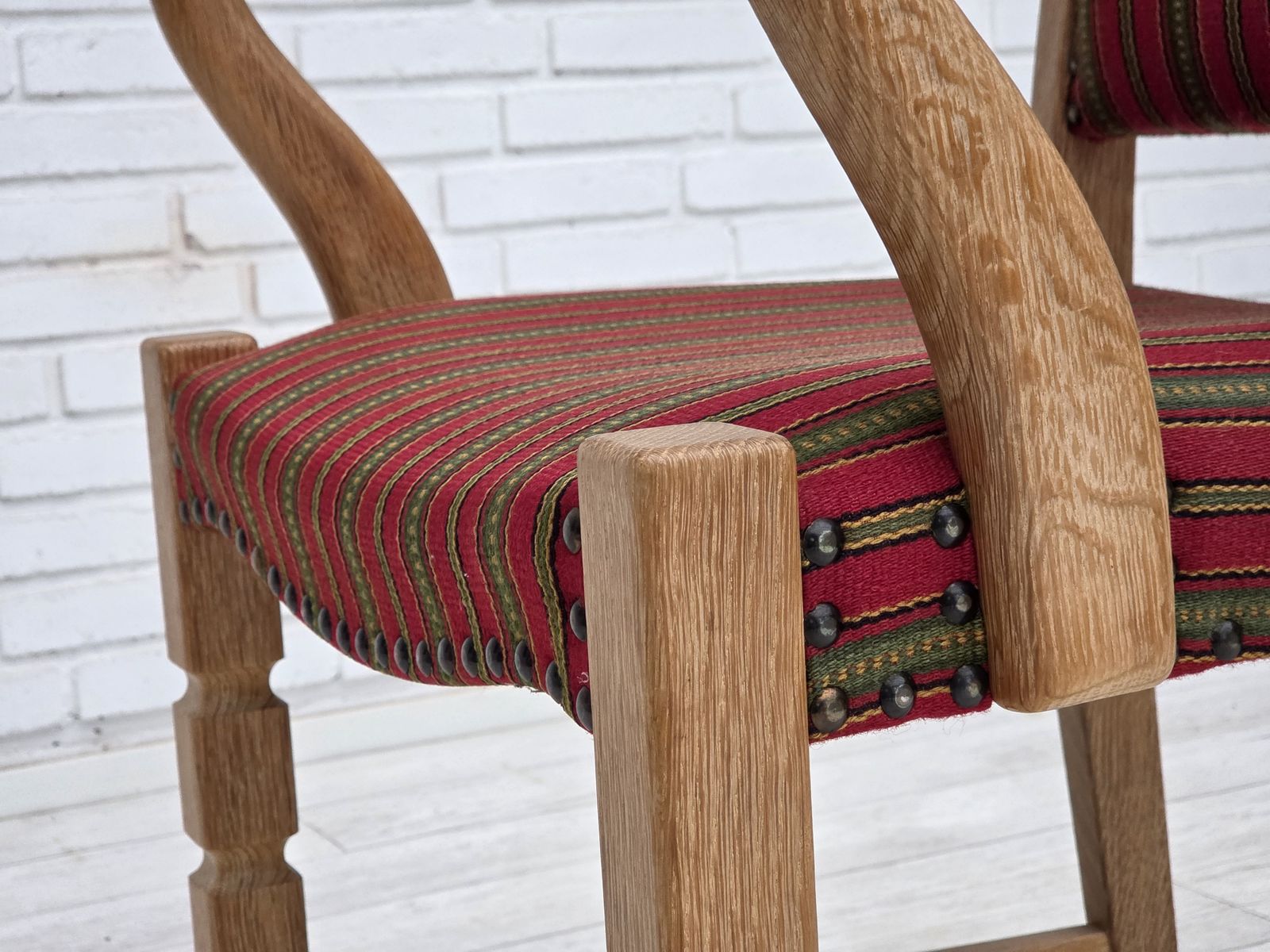 Ca. Jaren 1970, Deense Fauteuil, Gestreept Rood Meubelwol, Massief Eikenhout. photo vintage