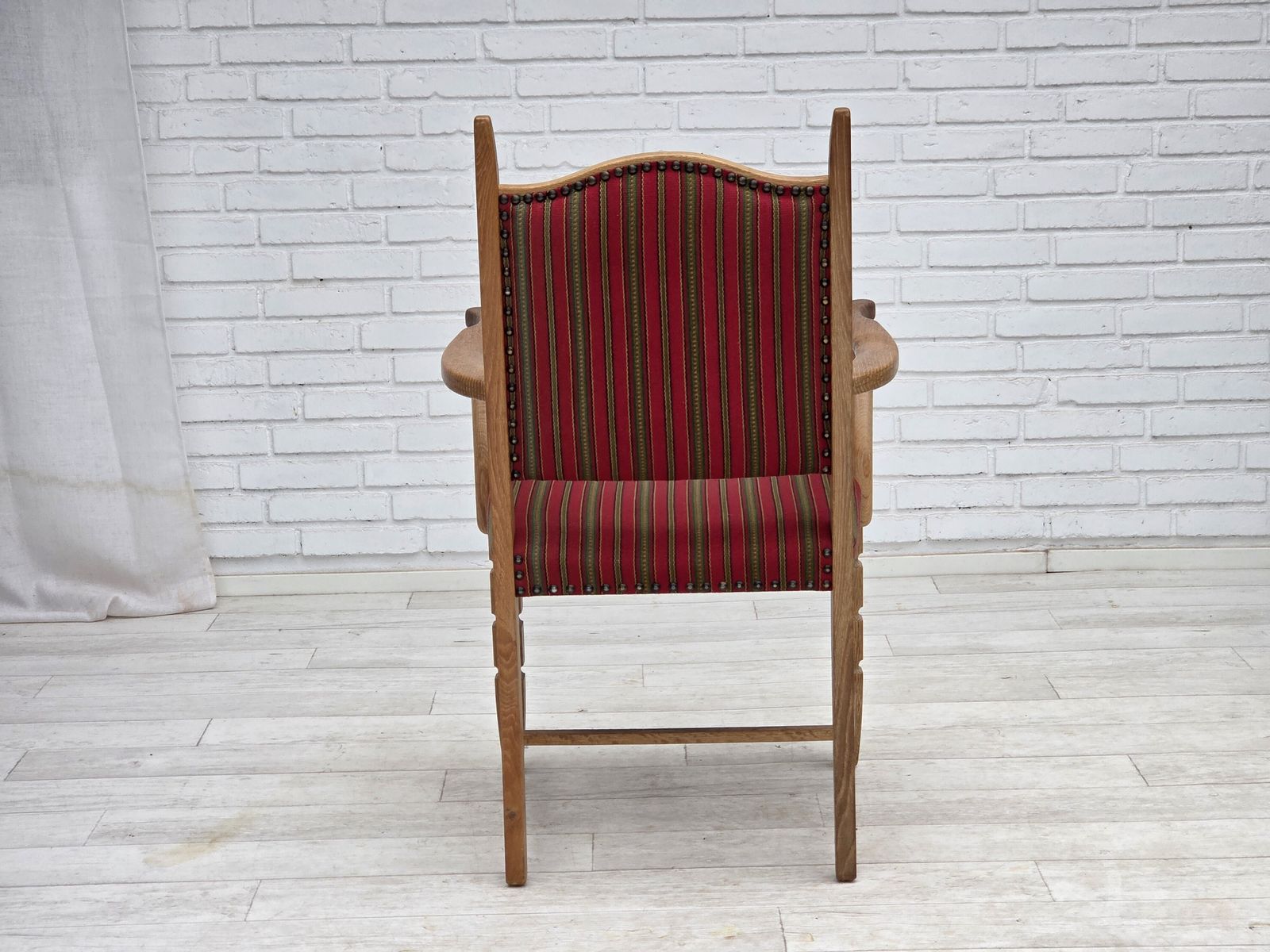 photo for sale Ca. Jaren 1970, Deense Fauteuil, Gestreept Rood Meubelwol, Massief Eikenhout.