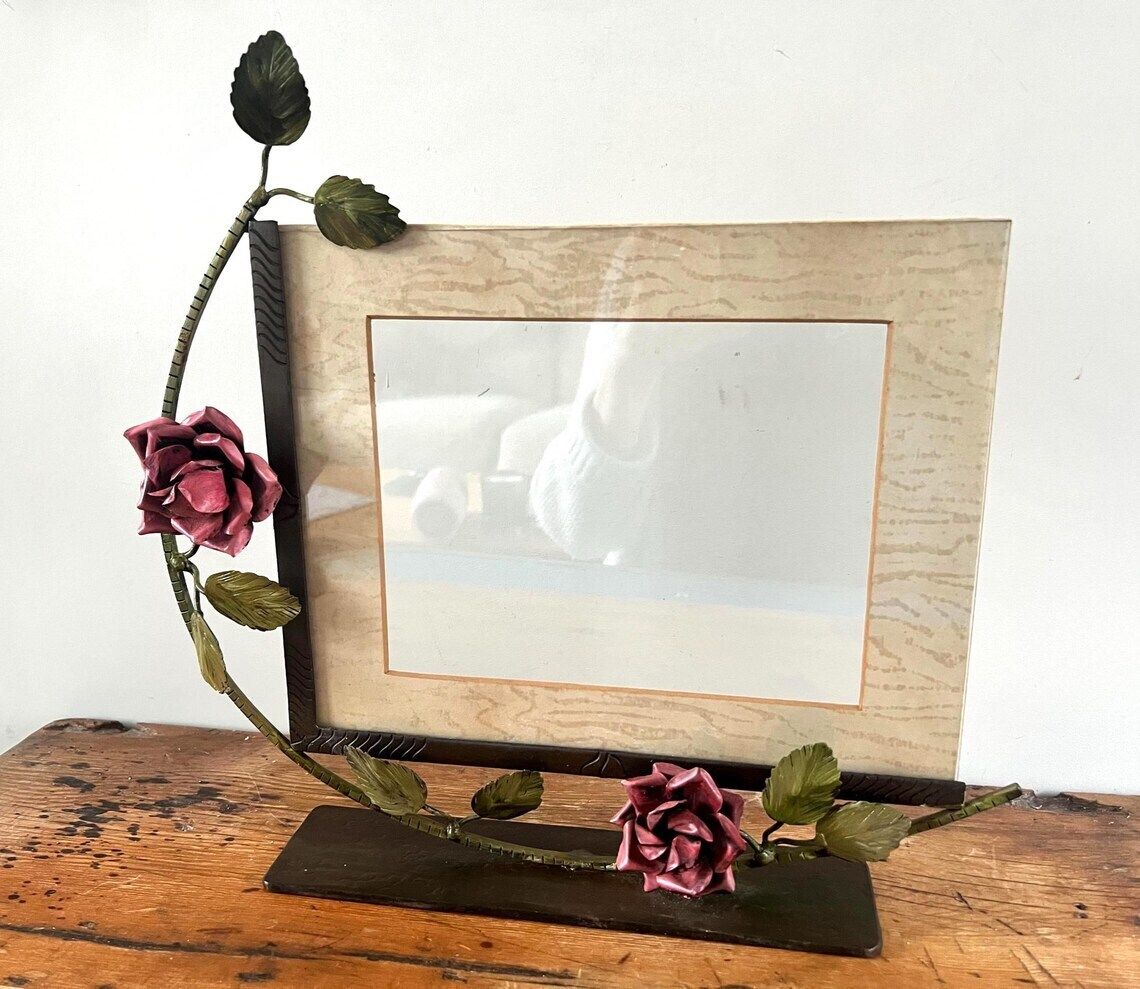 Rare Art Nouveau Style Picture Frame  Bronze Patina Rose And Vine Metal Photo Frame European Antique Iron Floral Stand Frame photo furniture