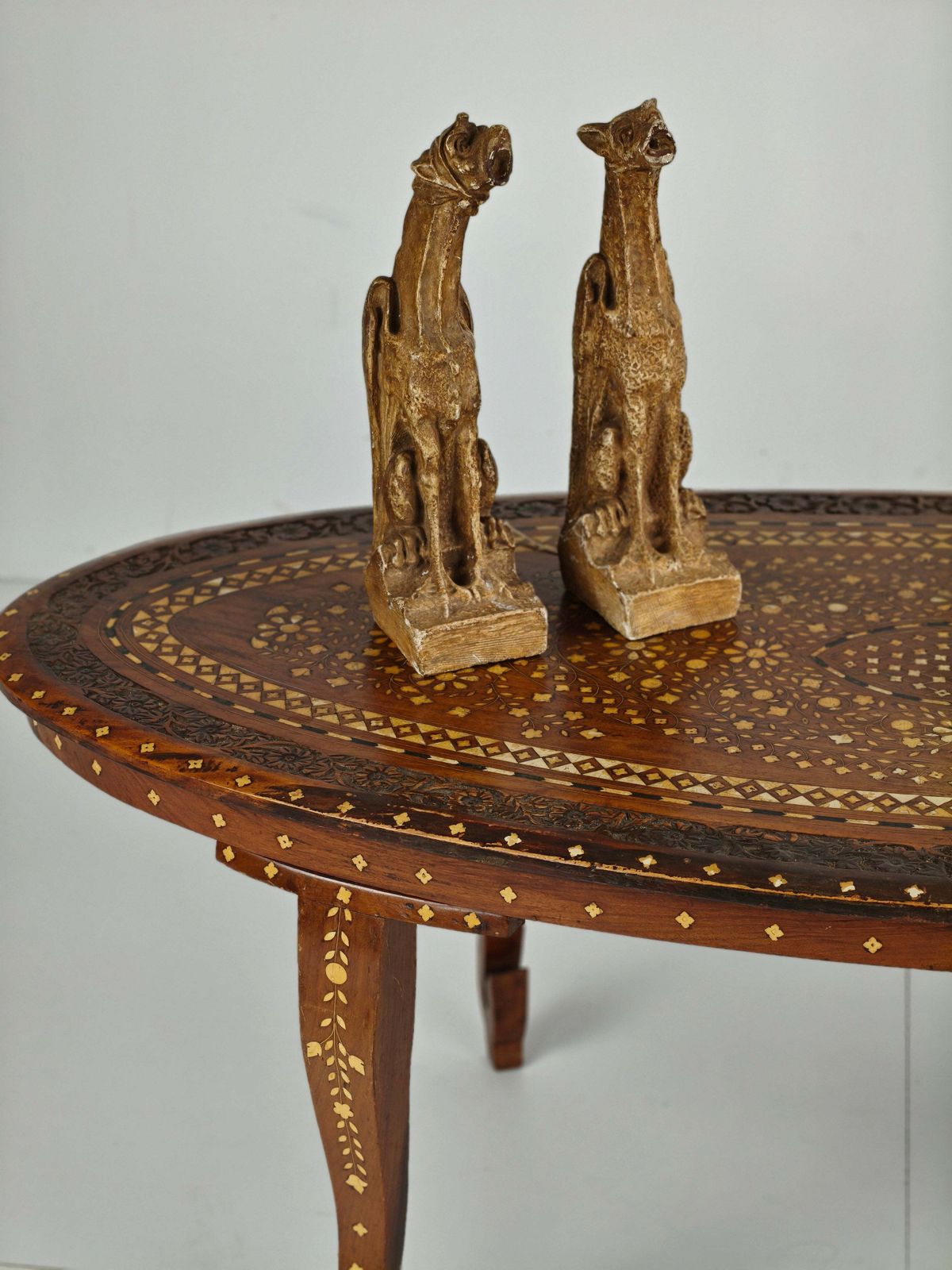 photo vintage 20th Century Anglo Indian Inlaid Bone Coffee Table