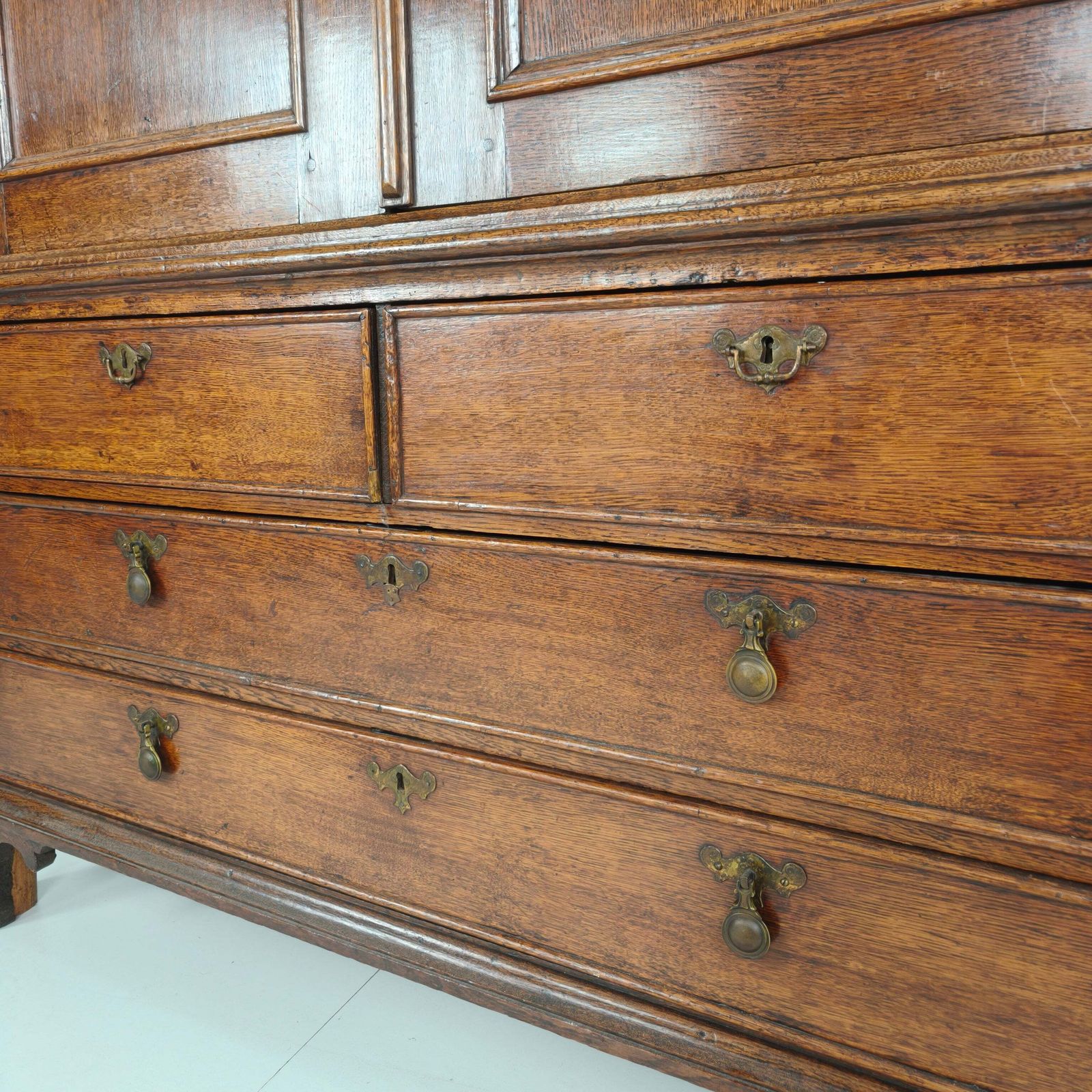 photo vinterior Rare Dutch 18th Century Oak Cabinet – “Luierkabinet”