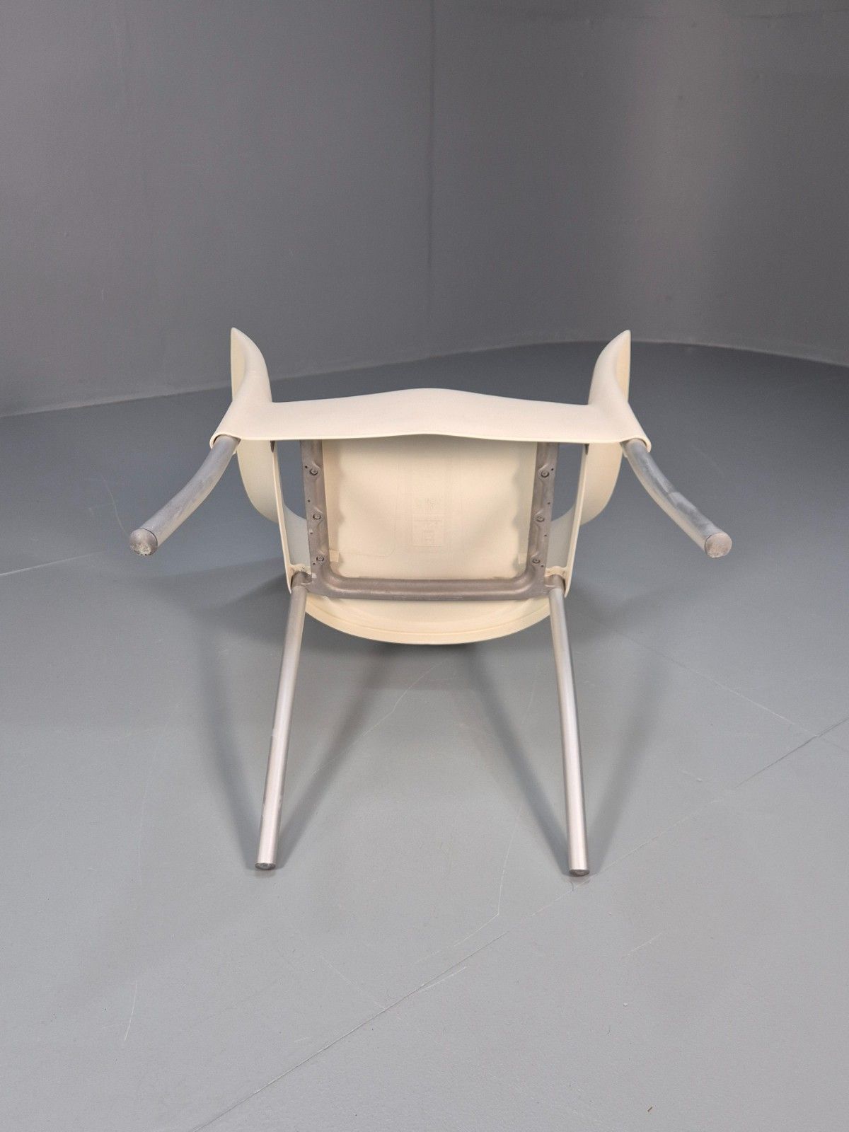 photo furniture Vintage Driade Lord Yo Chair  Phillipe Starck Design In White Eb10438 Mnor