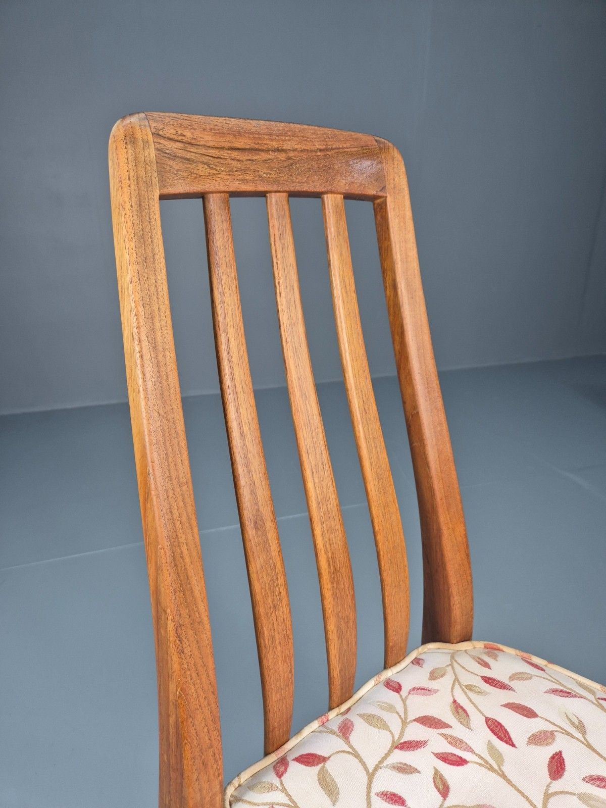 photo vintage 4 Midcentury Vintage Teak Dining Chairs Floral Cotton Upholstery  Eb10429 Mdin