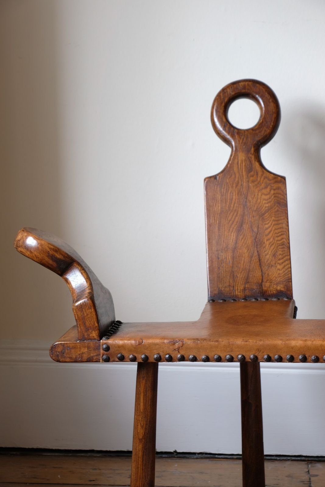 photo furniture 1950s Spanish Brutalist Elm And Leather Chair – Primitive Sculptural Design