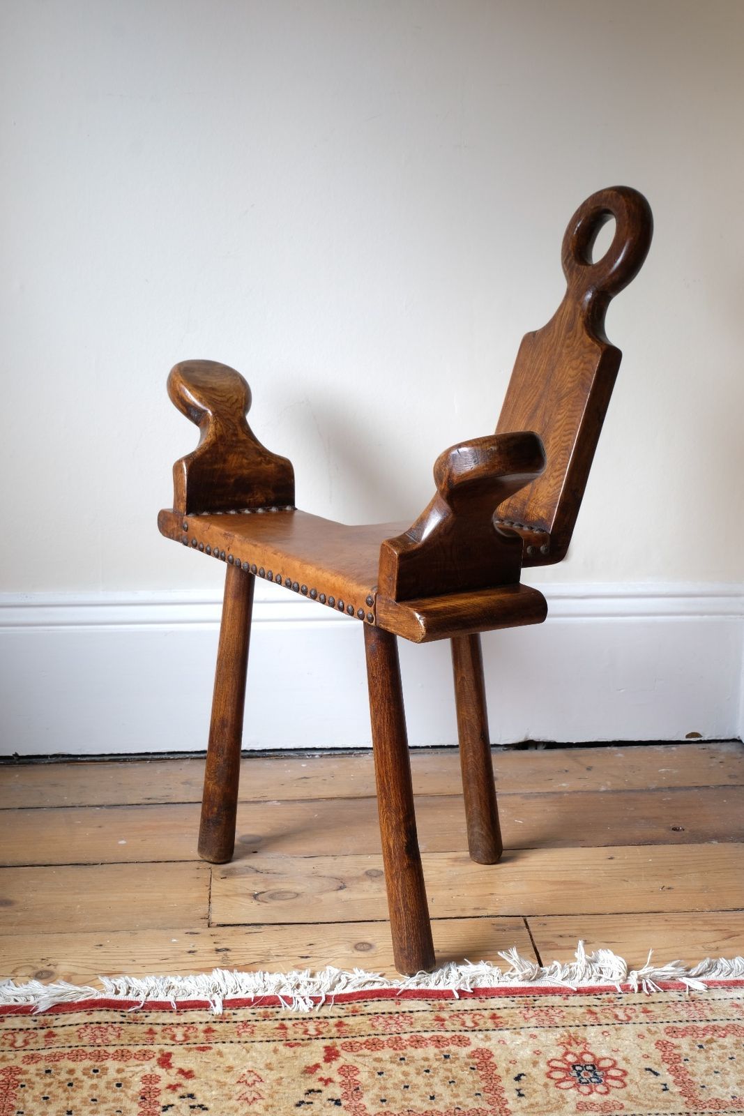 photo vintage 1950s Spanish Brutalist Elm And Leather Chair – Primitive Sculptural Design