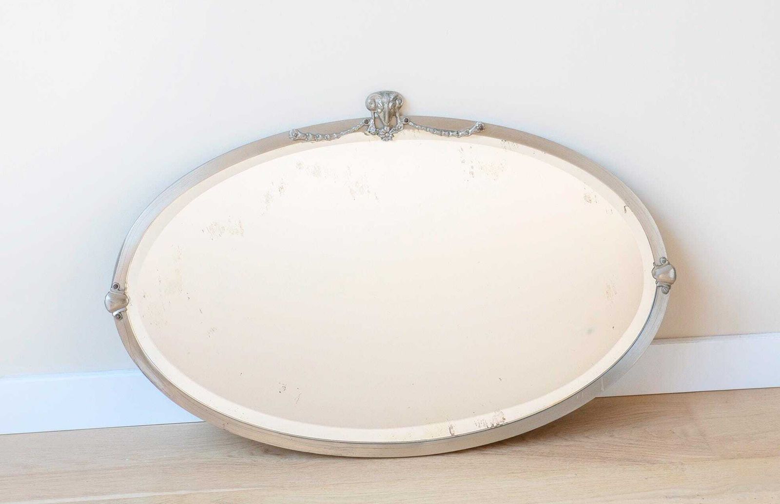 Art Deco Spiegel Met Ophangketting, Antieke Decoratieve Wandspiegel Met Geslepen Glas, Jaren 1940 Design, Ovale Facetgeslepen Glazen Spiegel photo vinterior