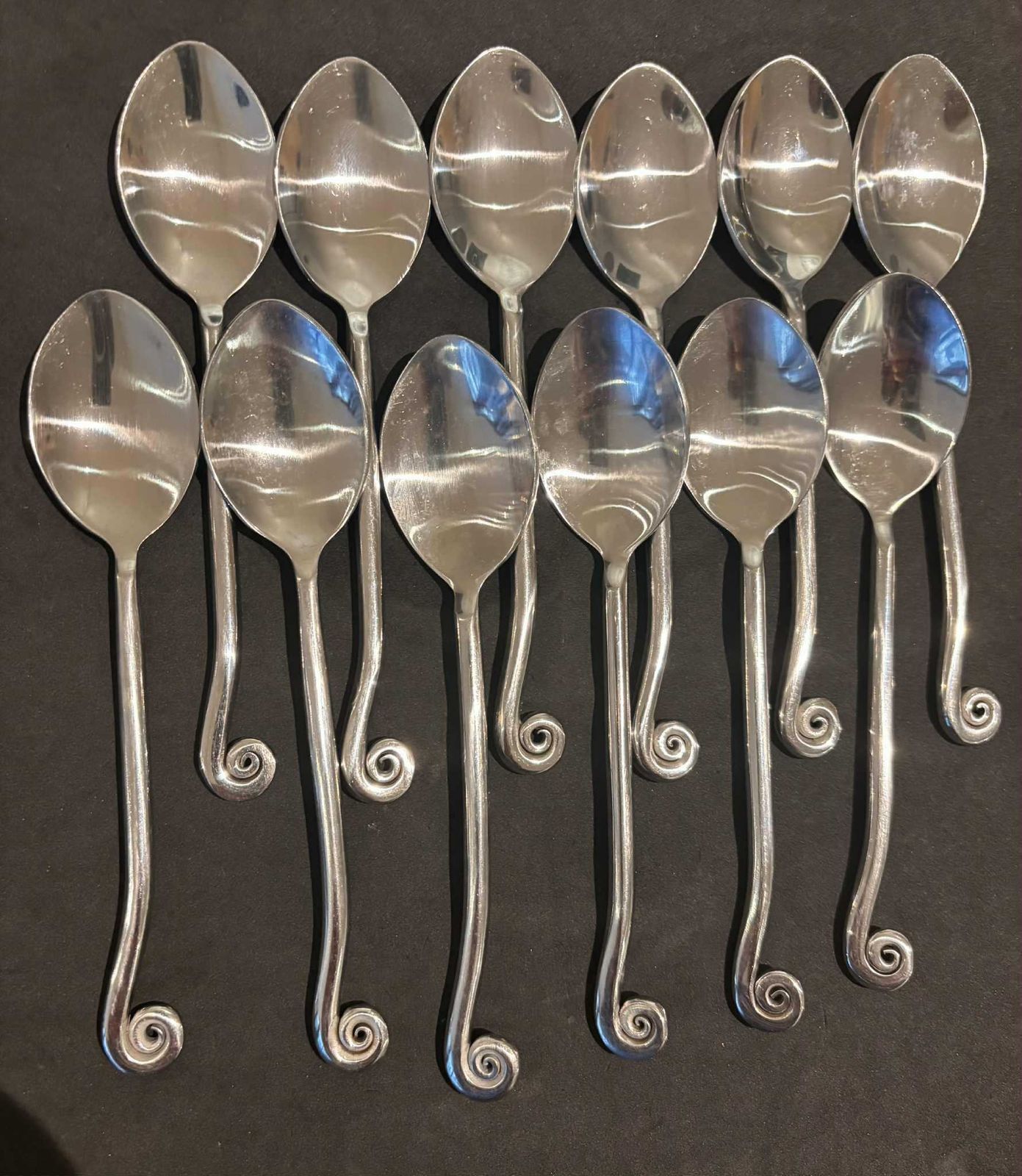 Set Van 12 Franse Dessertlepels: Swirl Twist Bestek, Brutalist Middeleeuwse Stijl photo furniture