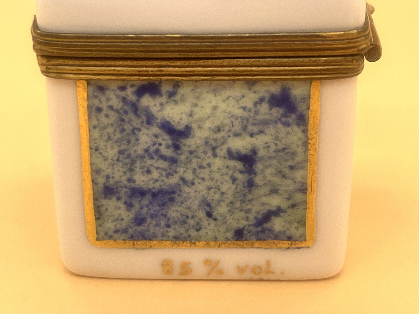 Limoges Porcelain Hand Painted Trinket Box With 4 Internal Glass Perfume Bottles. photo vinterior