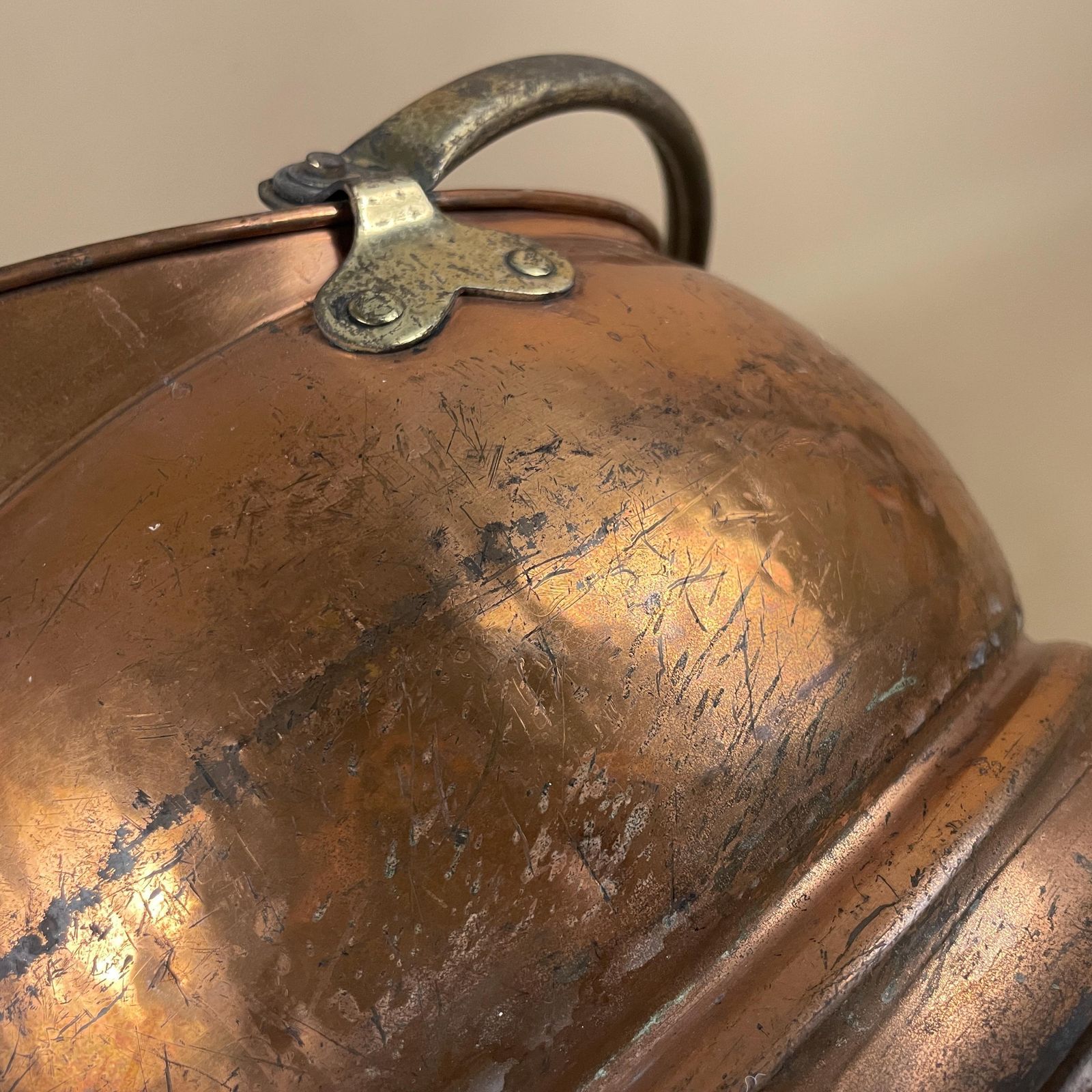 photo vinterior Antique Metal Copper Coal Bucket Handle Fireside Fire Side Scuttle Helmet Farmhouse Cottage Brass Gold Vintage Fireplace