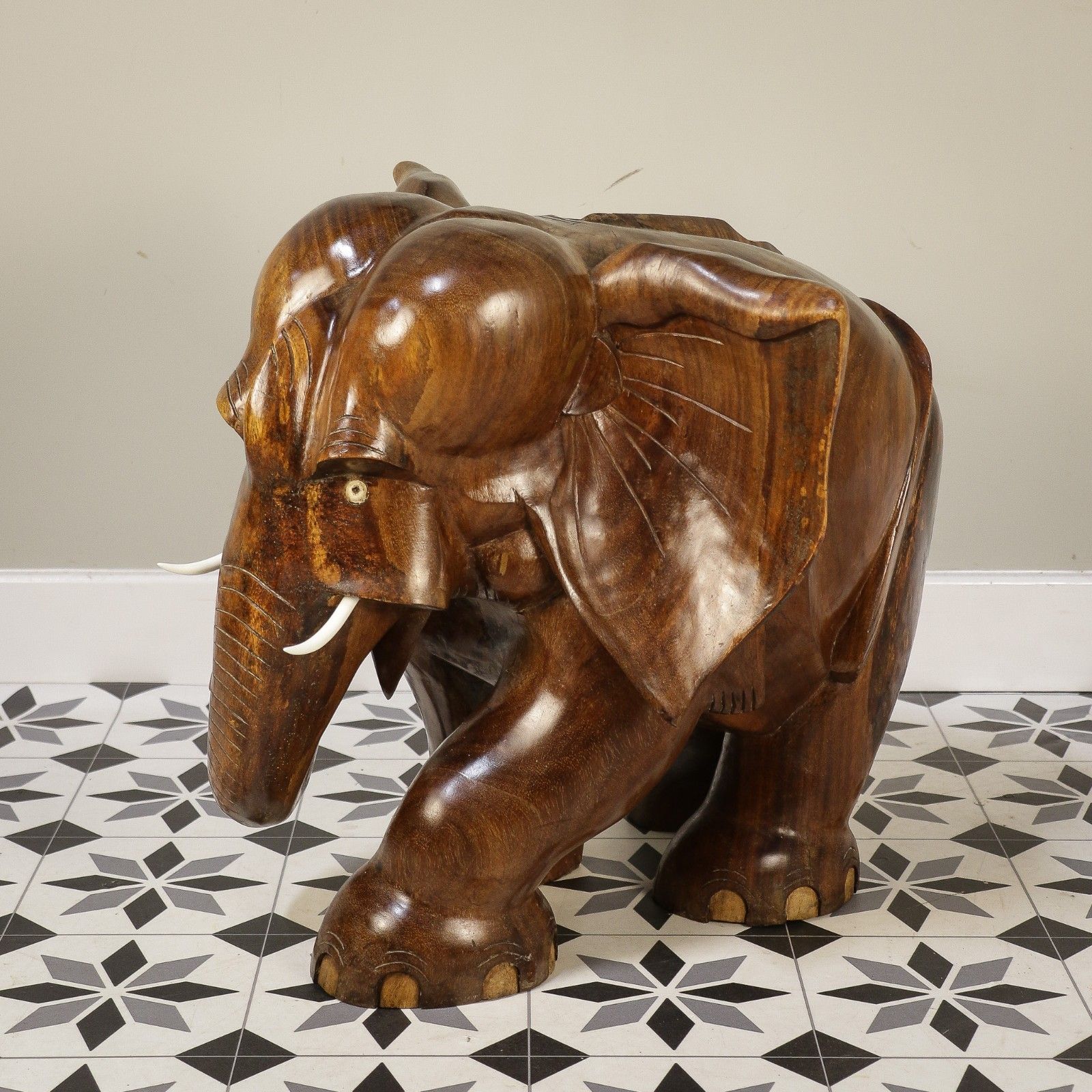 photo vintage A Pair Of Large Teak Elephants Mid Century 57cm 22.5inches High