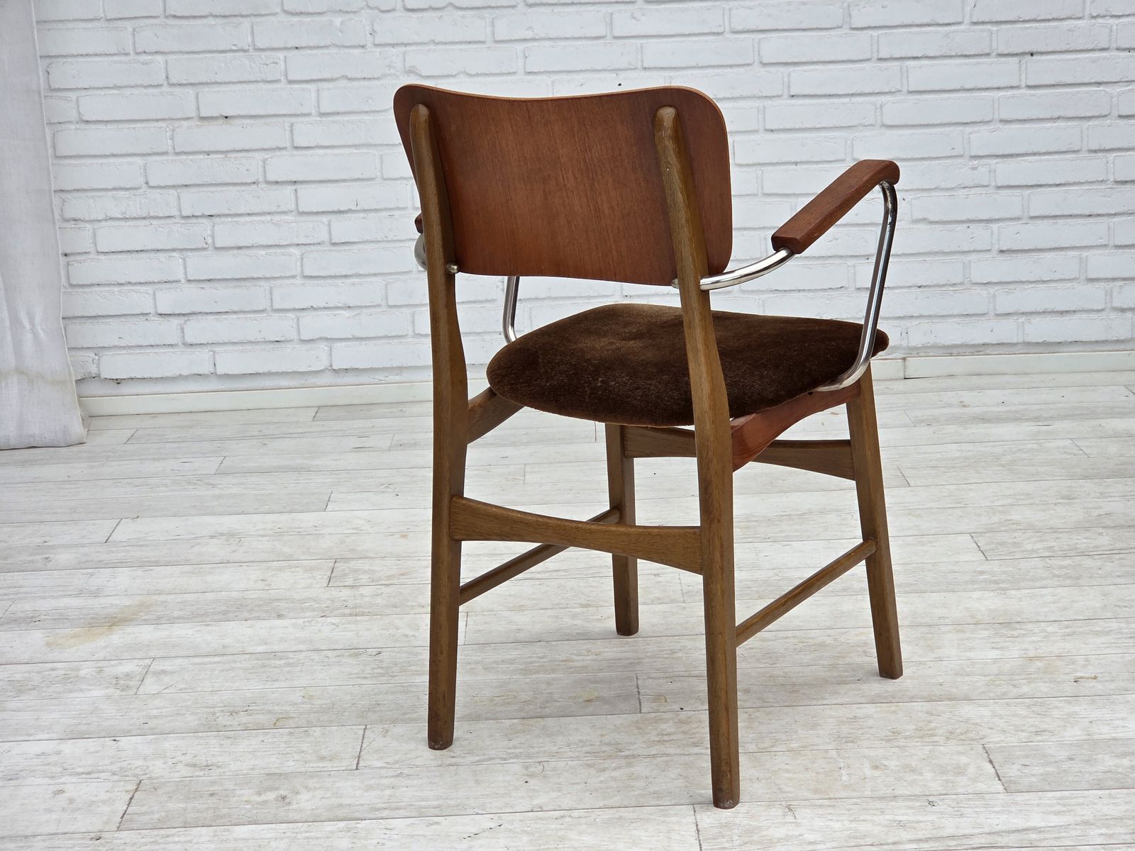 photo vinterior 1960s, Danish Armchair, Furniture Velour, Teak Wood Armrests, Chrome Steel.