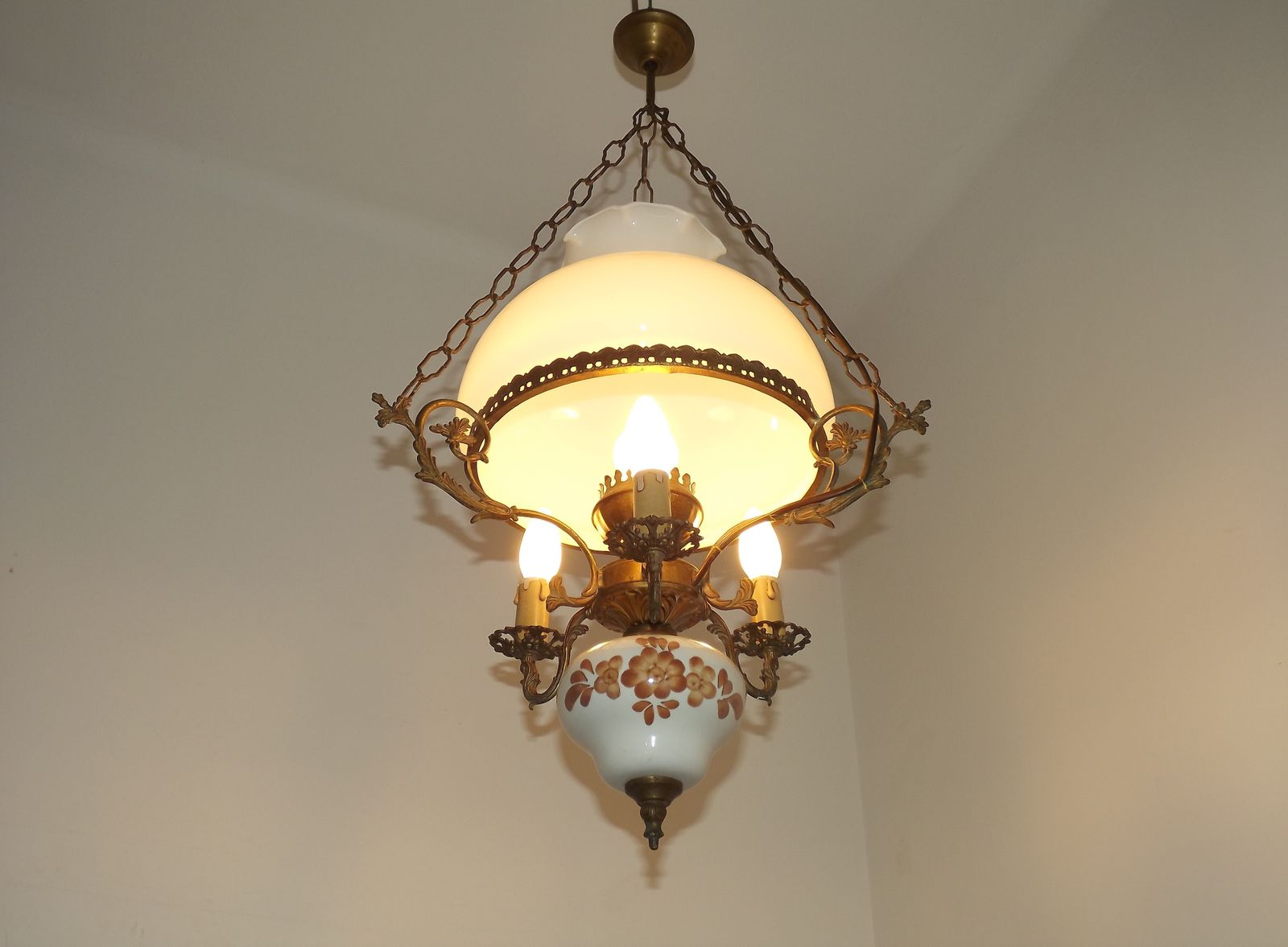 Lanterne suspendue d'époque, style campagne française, 4 lumières, abat-jour en verre opaque et finial floral photo Luminaires