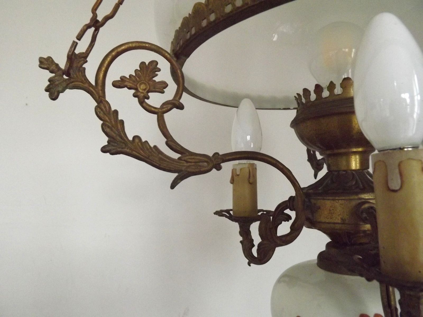 photo vinterior Lanterne suspendue d'époque, style campagne française, 4 lumières, abat-jour en verre opaque et finial floral