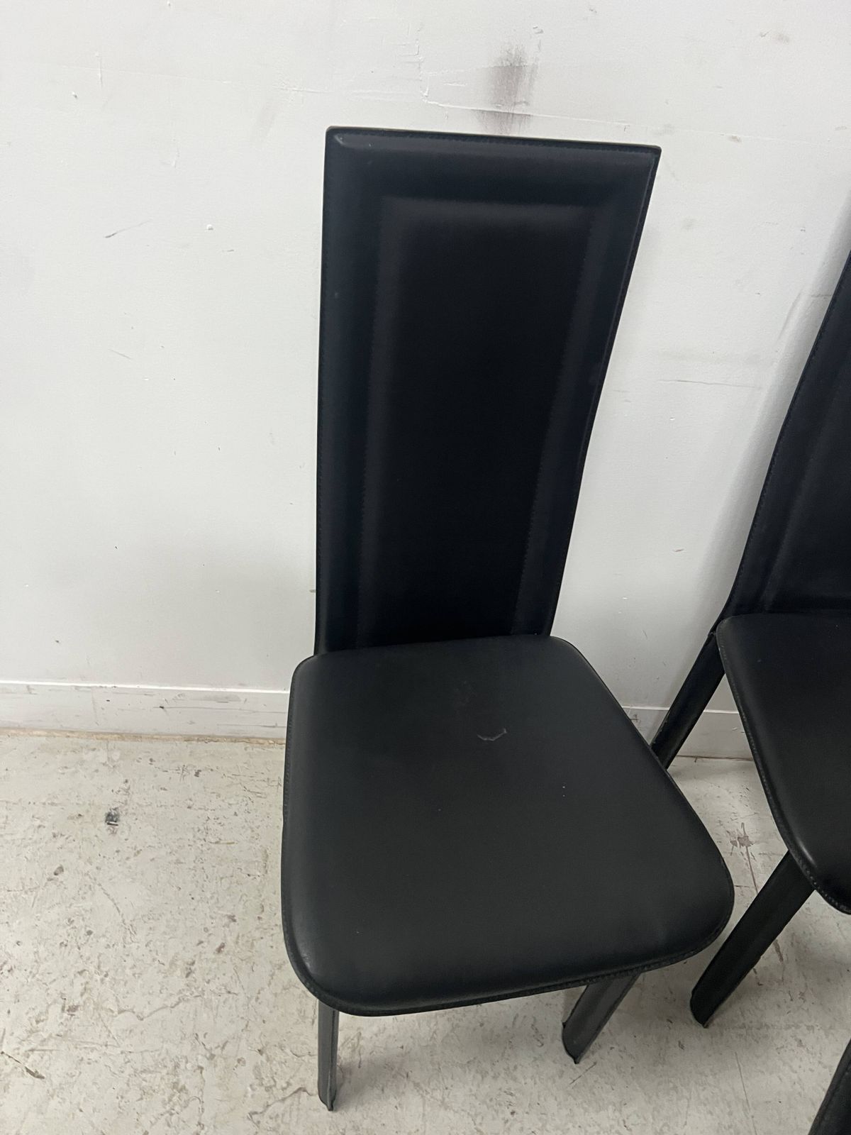 photo vinterior Set Of Eight Designer Chairs In Black Leather From The 20th Century