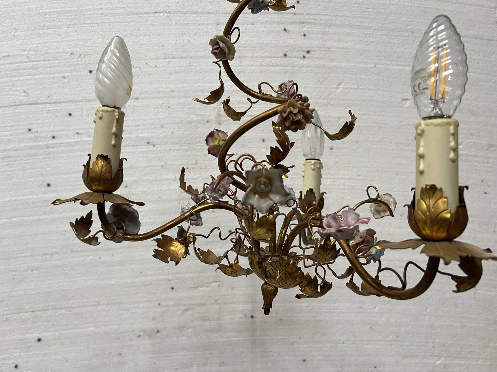 Louis XVI Style Chandelier In Gilded Metal And Porcelain Flowers, 20th Century photo furniture