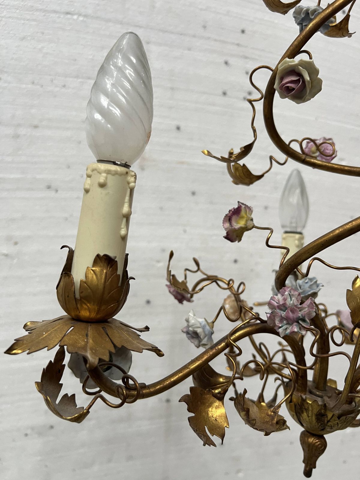 Louis XVI Style Chandelier In Gilded Metal And Porcelain Flowers, 20th Century photo 394.0