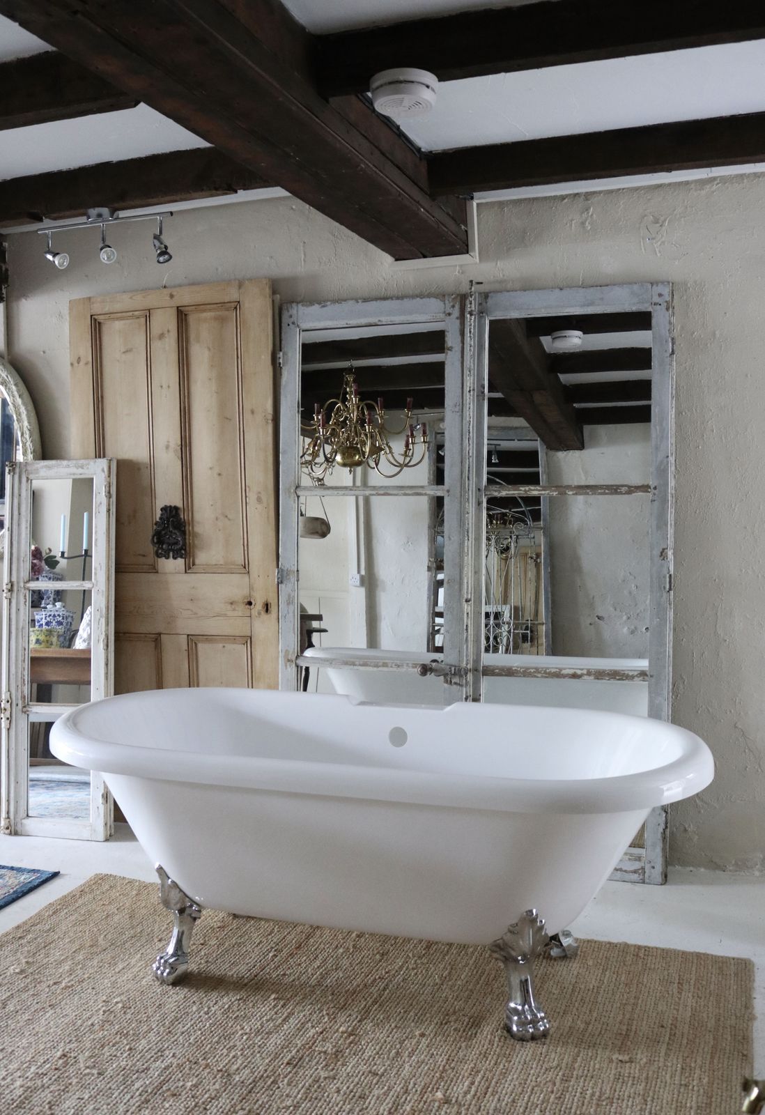 Stylish Acrylic Modern Roll Top Bath With Silver Ball And Claw Feet photo vintage