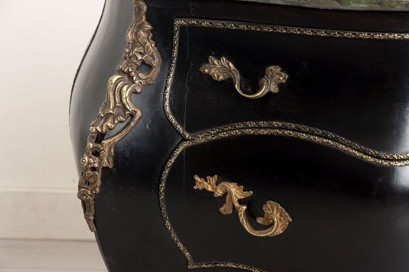 photo vinterior Early 20th Century Antique Pair Of Ebonised Bombe Fronted French Commodes