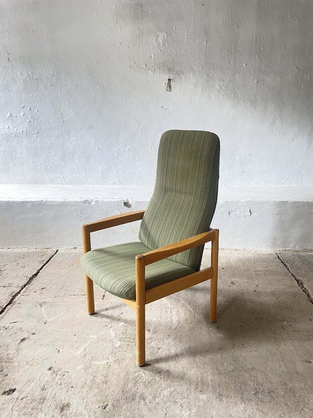 Scandinavische fauteuil met hoge rug photo furniture