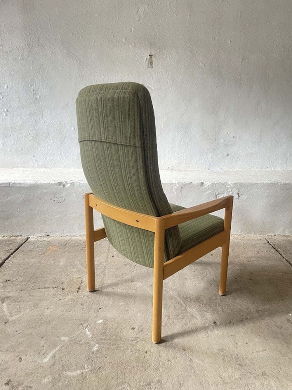 Scandinavische fauteuil met hoge rug photo vinterior