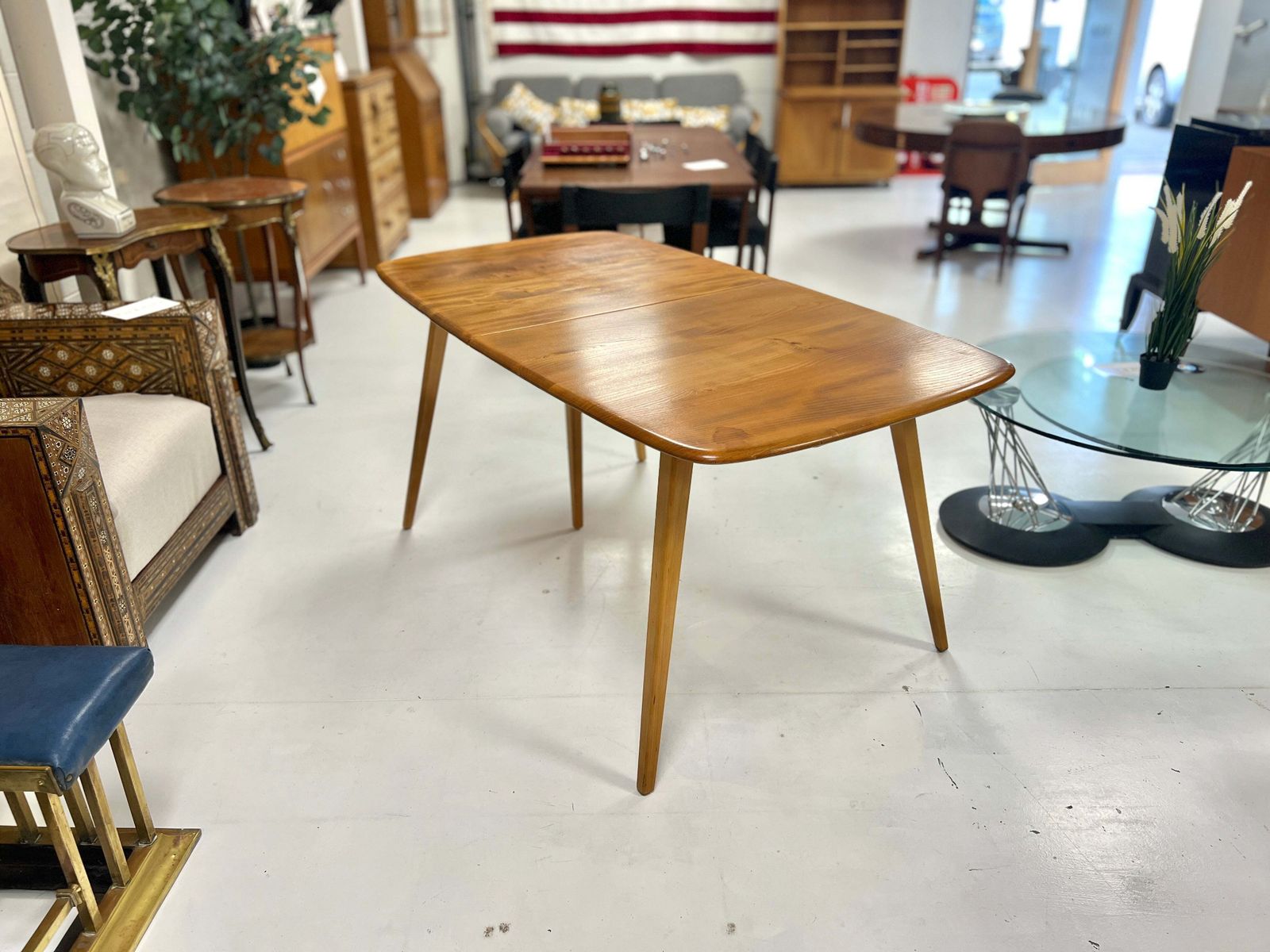 Ercol 444, Grand Windsor Elm Extending Dining Table photo Furniture