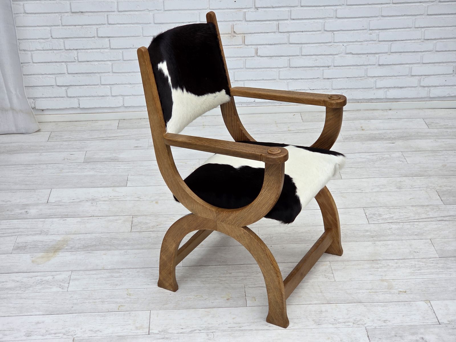 photo furniture Ca. Jaren 1960, Deense Fauteuil Met Hoge Rug, Echt Koehide, Eikenhout, Opnieuw Bekleed.