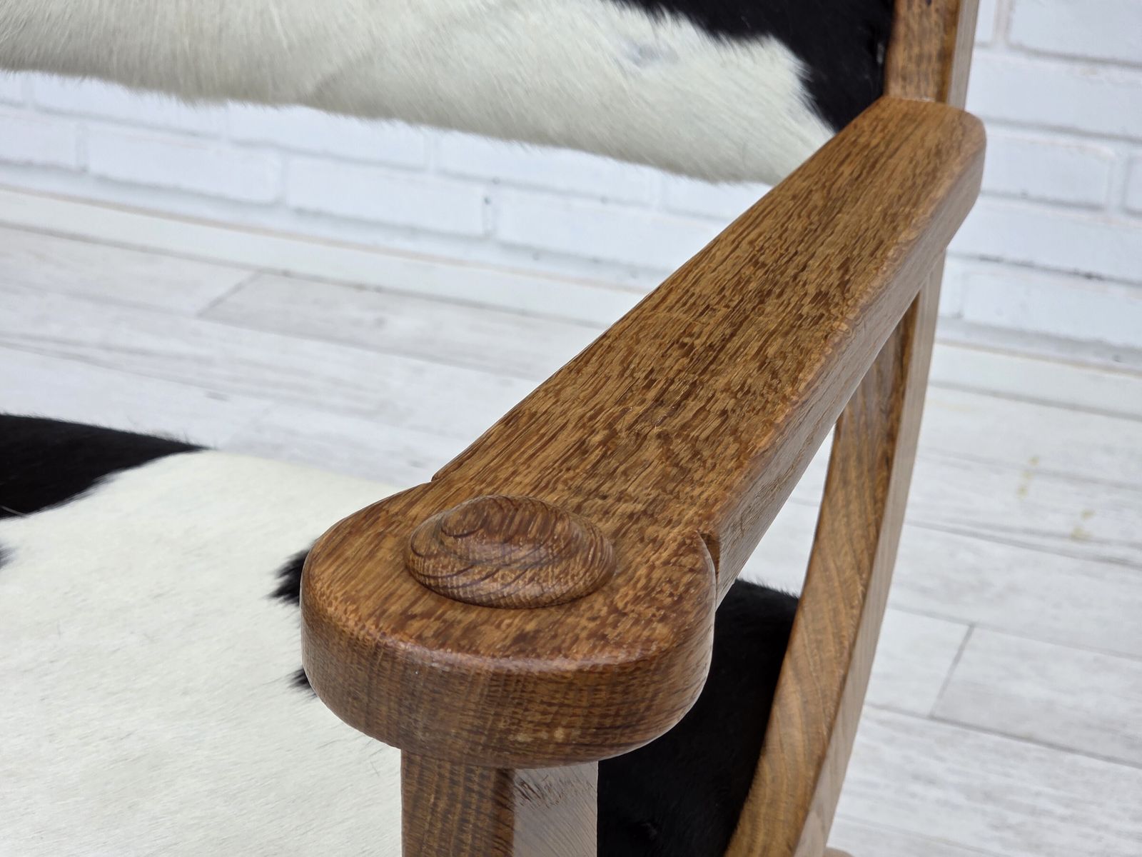 photo vintage Ca. Jaren 1960, Deense Fauteuil Met Hoge Rug, Echt Koehide, Eikenhout, Opnieuw Bekleed.
