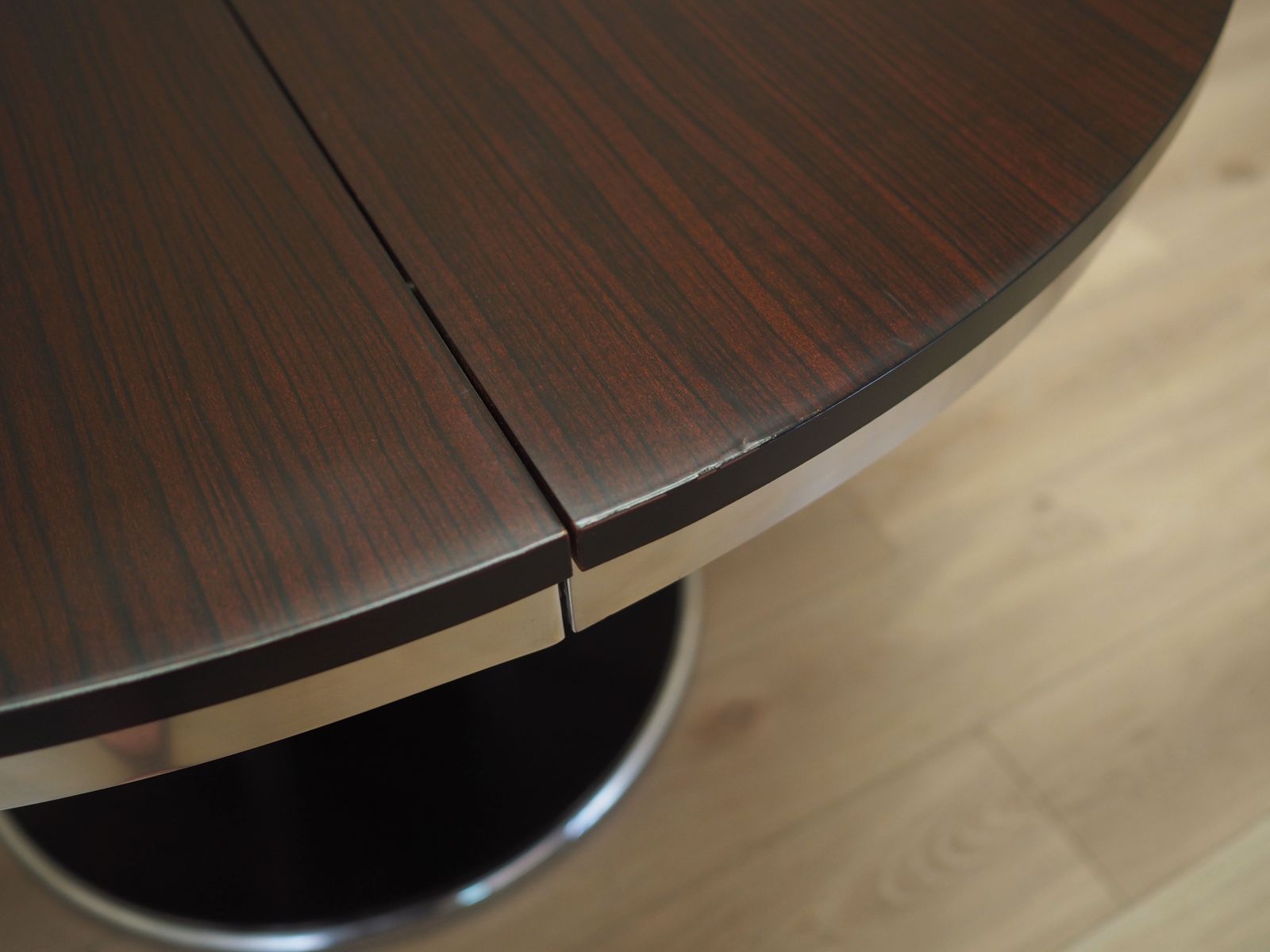 Round Table, Italian Design, 1970s, Production: Italy photo vinterior