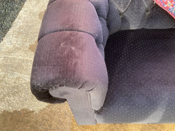 A Charming Vintage 2 Seater Chesterfield Sofa photo 325.0