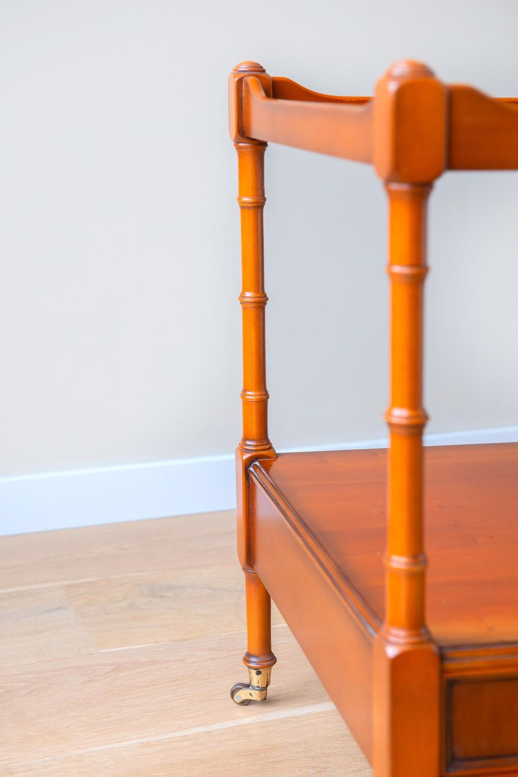Table étagère vintage en bois, pieds en faux bambou, table d'appoint de style victorien, table roulante de service photo vinterior