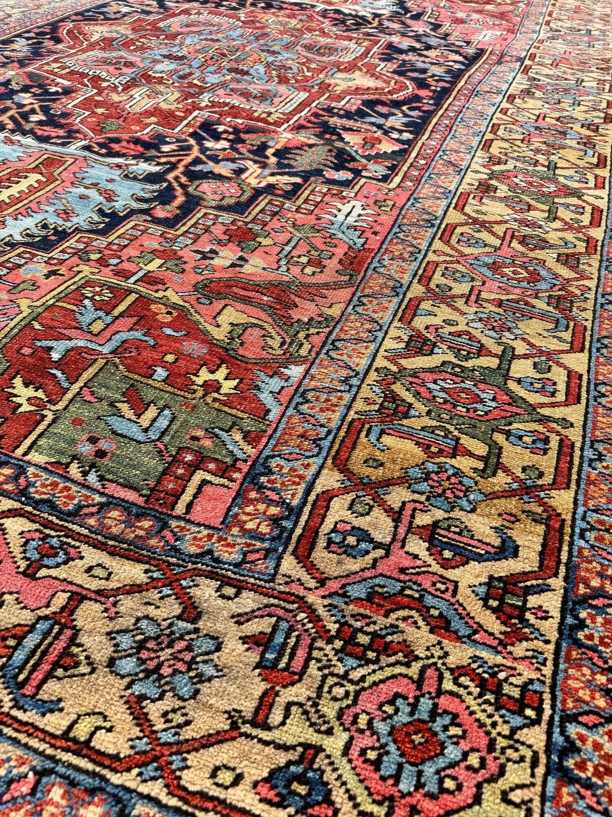 photo furniture Antique Heriz Carpet 3.29m X 2.12m