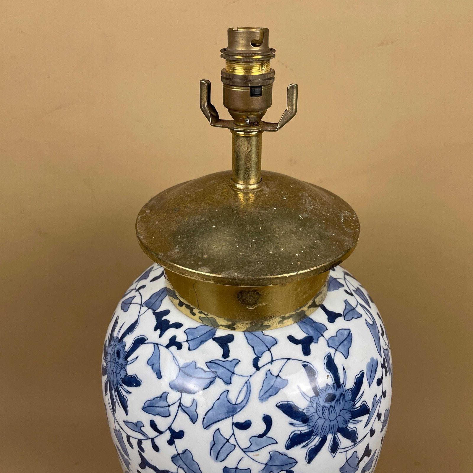 Lighting Oriental Ceramic Lamp Blue White Ginger Jar Hand Painted Floral Brass Mount Fittings Vintage Porcelain Table Lamp Classic Chinoiserie Decor photo
