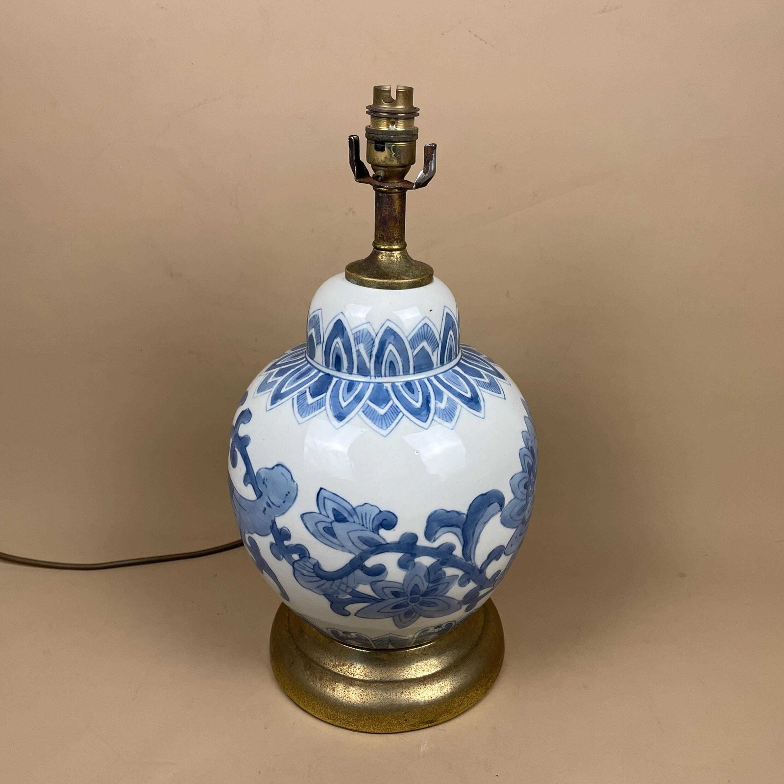 Oriental Ceramic Lamp Blue White Lotus Floral Hand Painted Gold Base Vintage Porcelain Table Lamp Classic Chinoiserie Decor Brass Fittings