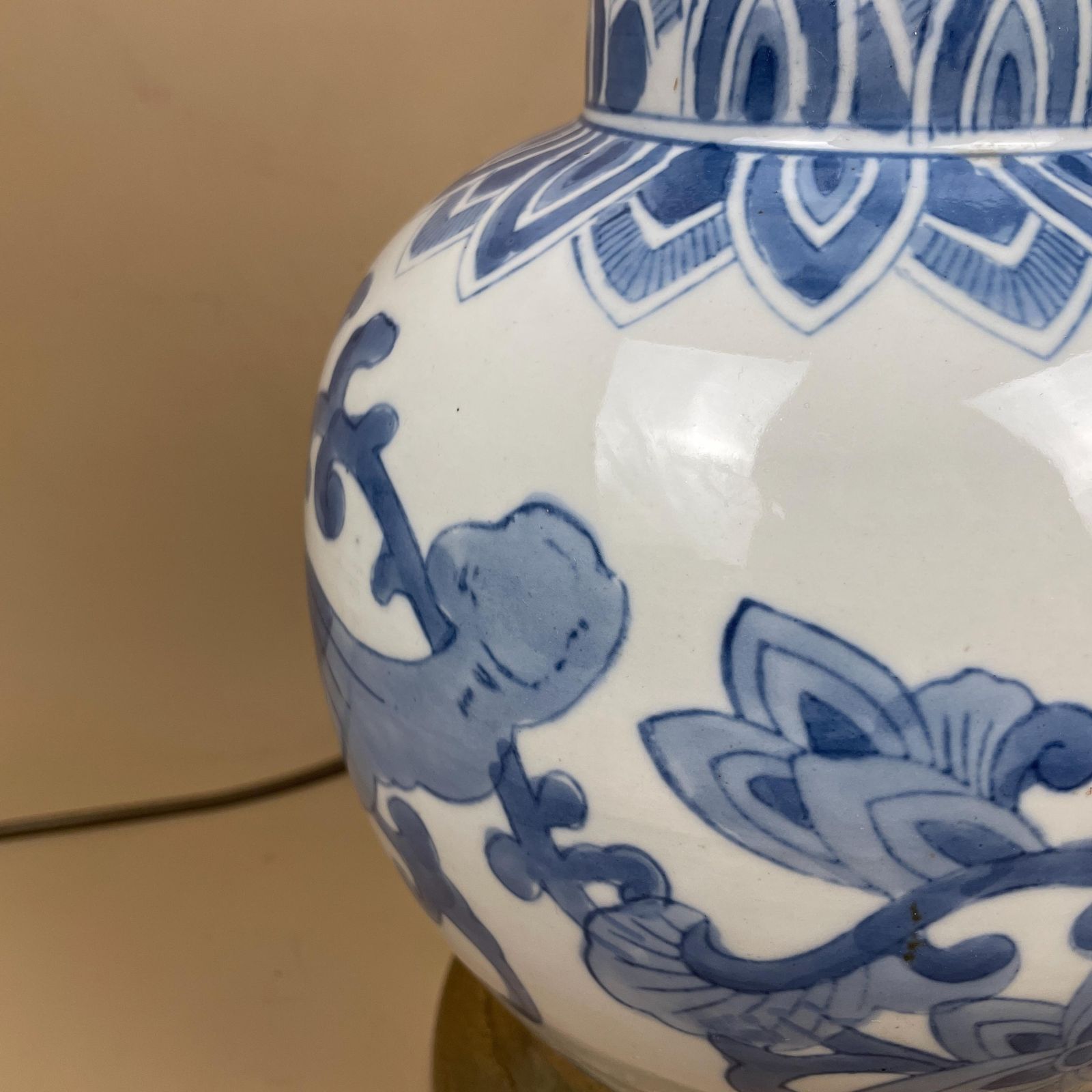 Oriental Ceramic Lamp Blue White Lotus Floral Hand Painted Gold Base Vintage Porcelain Table Lamp Classic Chinoiserie Decor Brass Fittings photo vintage