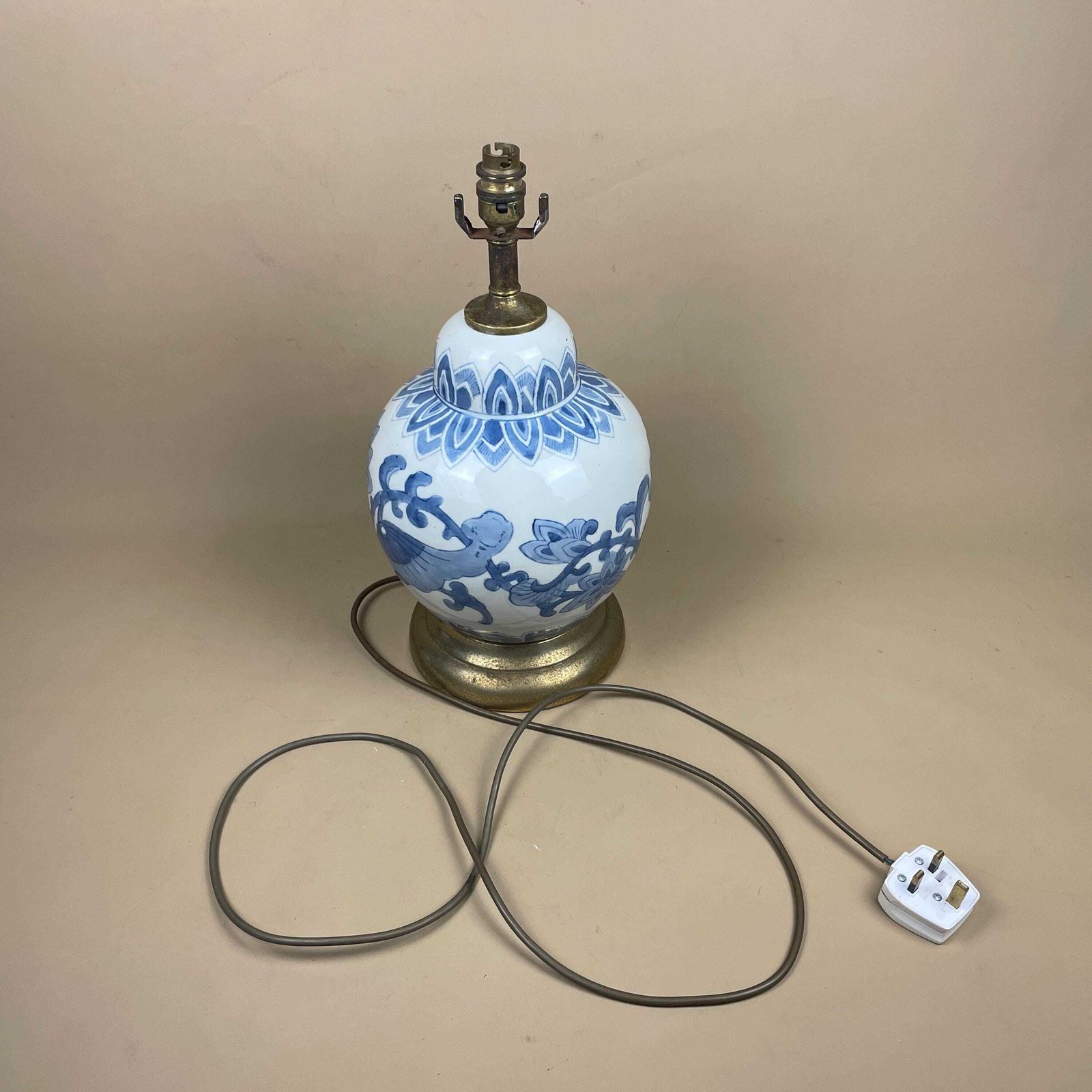photo vinterior Oriental Ceramic Lamp Blue White Lotus Floral Hand Painted Gold Base Vintage Porcelain Table Lamp Classic Chinoiserie Decor Brass Fittings