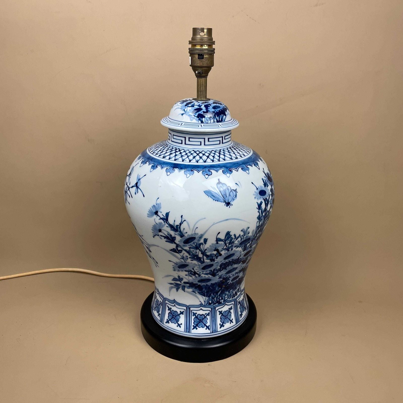 Oriental Ceramic Lamp Blue White Glaze Ginger Jar Butterfly Floral Vintage Round Black Wooden Base Porcelain Table Lamp Classic Chinoiserie photo furniture