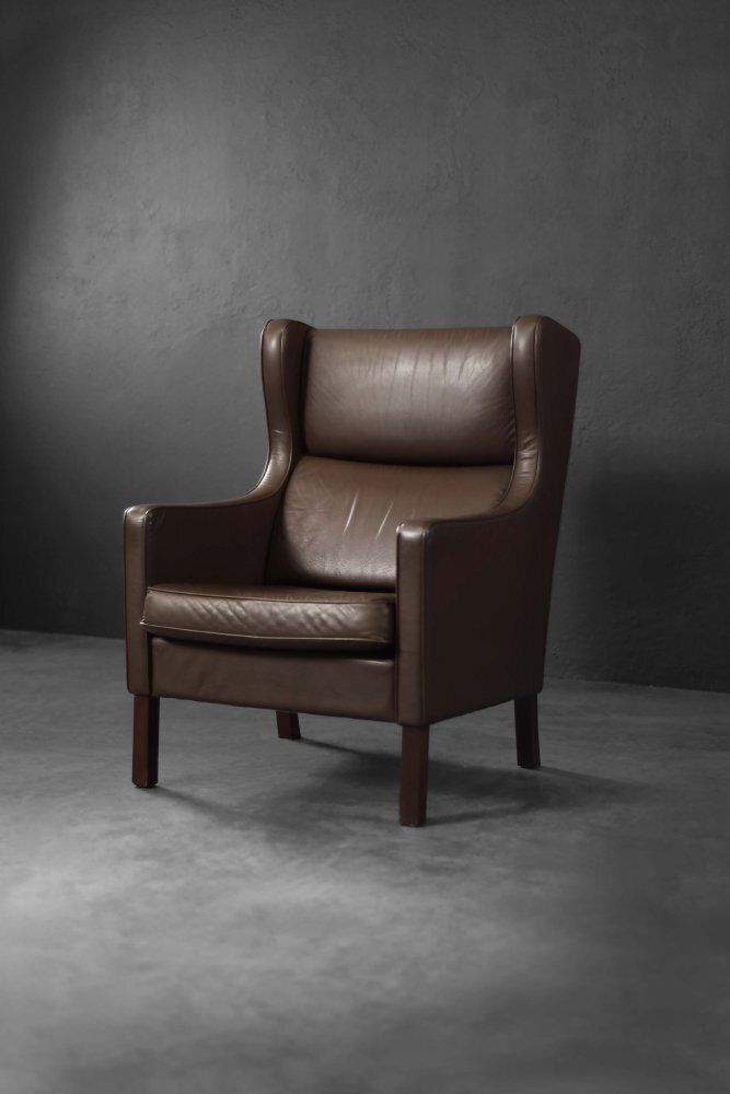 photo vintage Mid Century Danish Modern Brown Leather Wing Chair, 1960s