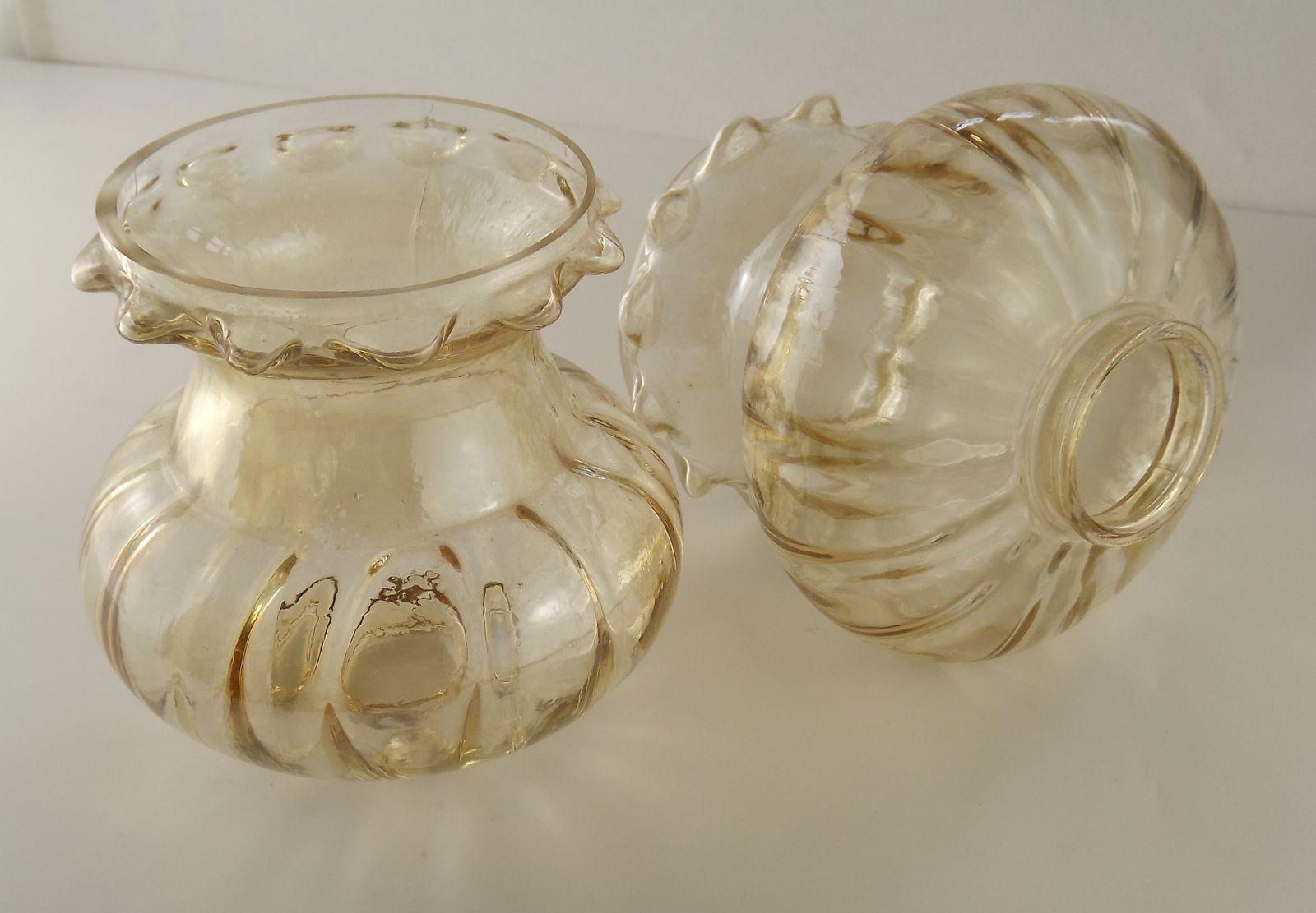 Luminaires Paire assortie de tulipes de remplacement en verre bullé ambré, mid-century photo