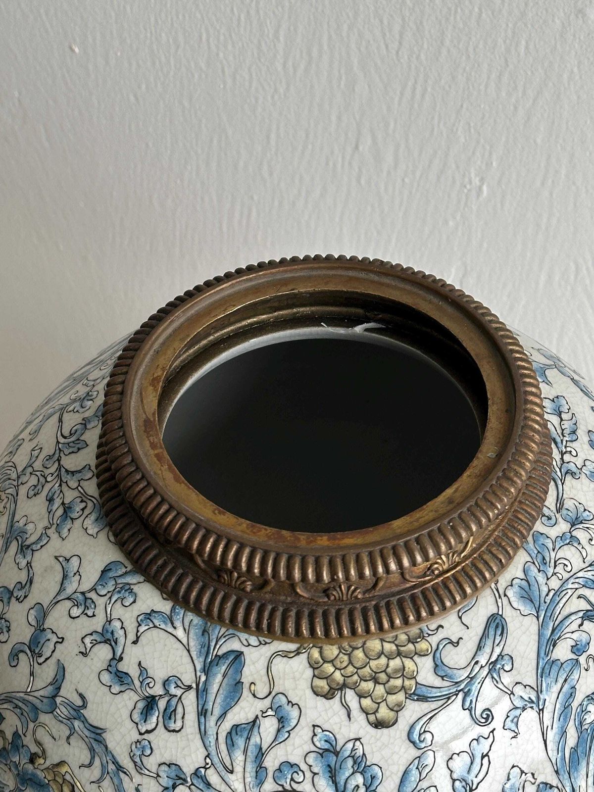 Grand pot en porcelaine avec couvercle en métal, décoration florale bleue et blanche, décoration faite main, élément décoratif imposant, décoration d'époque photo vintage
