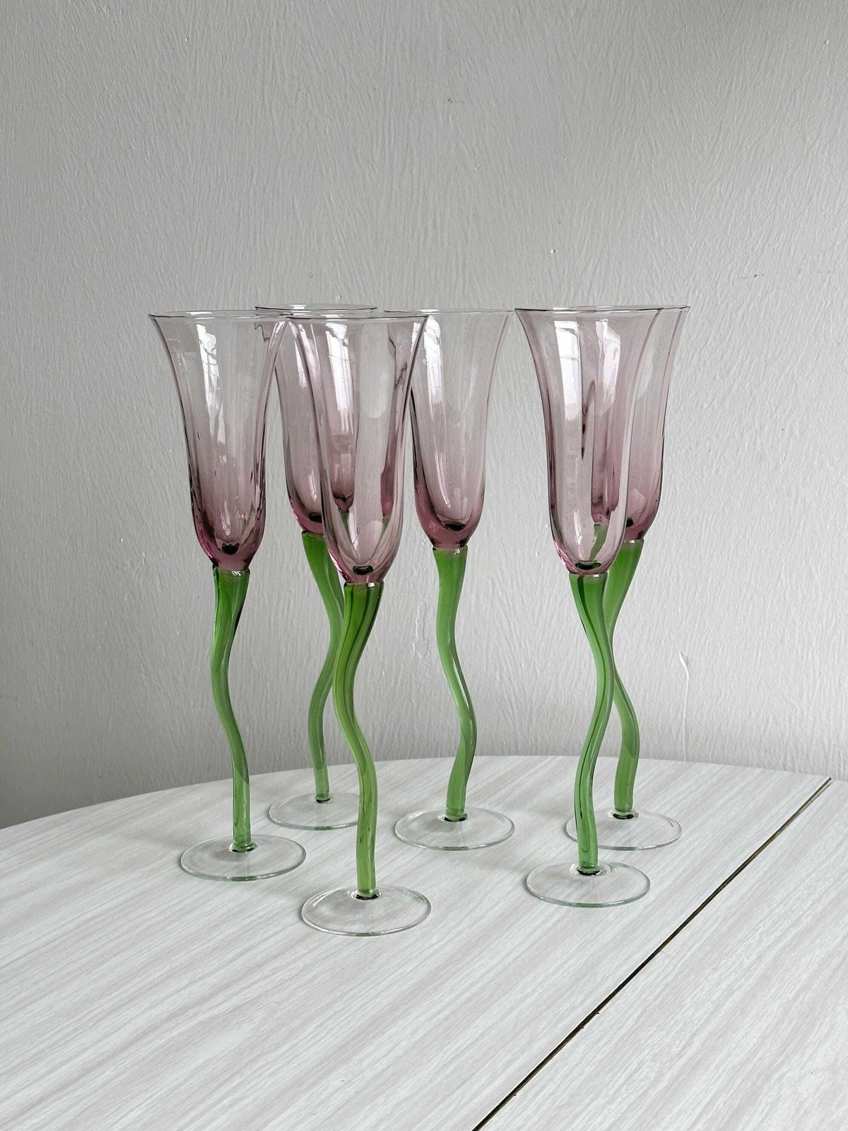 Set van 6 champagneglazen van geblazen glas, groen gedraaide voet, doorschijnend roze tulpvorm, unieke en elegante tafeldecoratie, cadeau