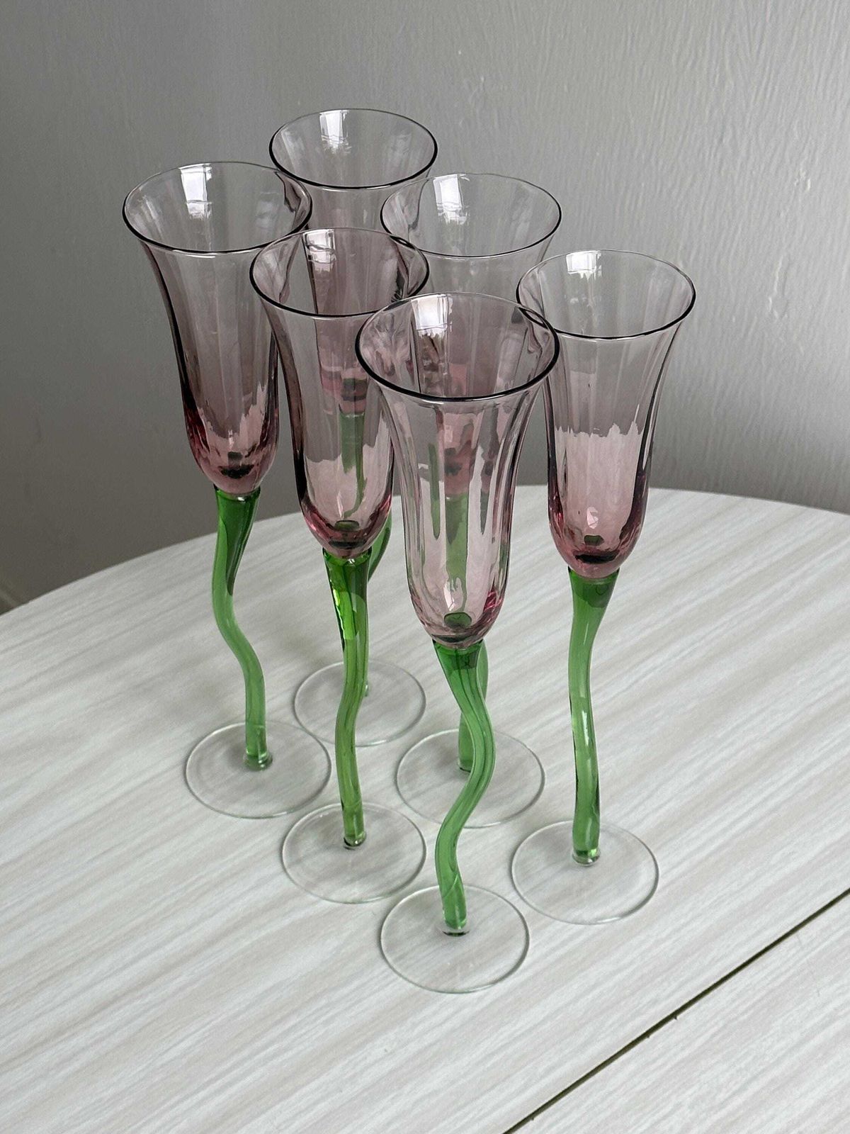 Set van 6 champagneglazen van geblazen glas, groen gedraaide voet, doorschijnend roze tulpvorm, unieke en elegante tafeldecoratie, cadeau photo buy