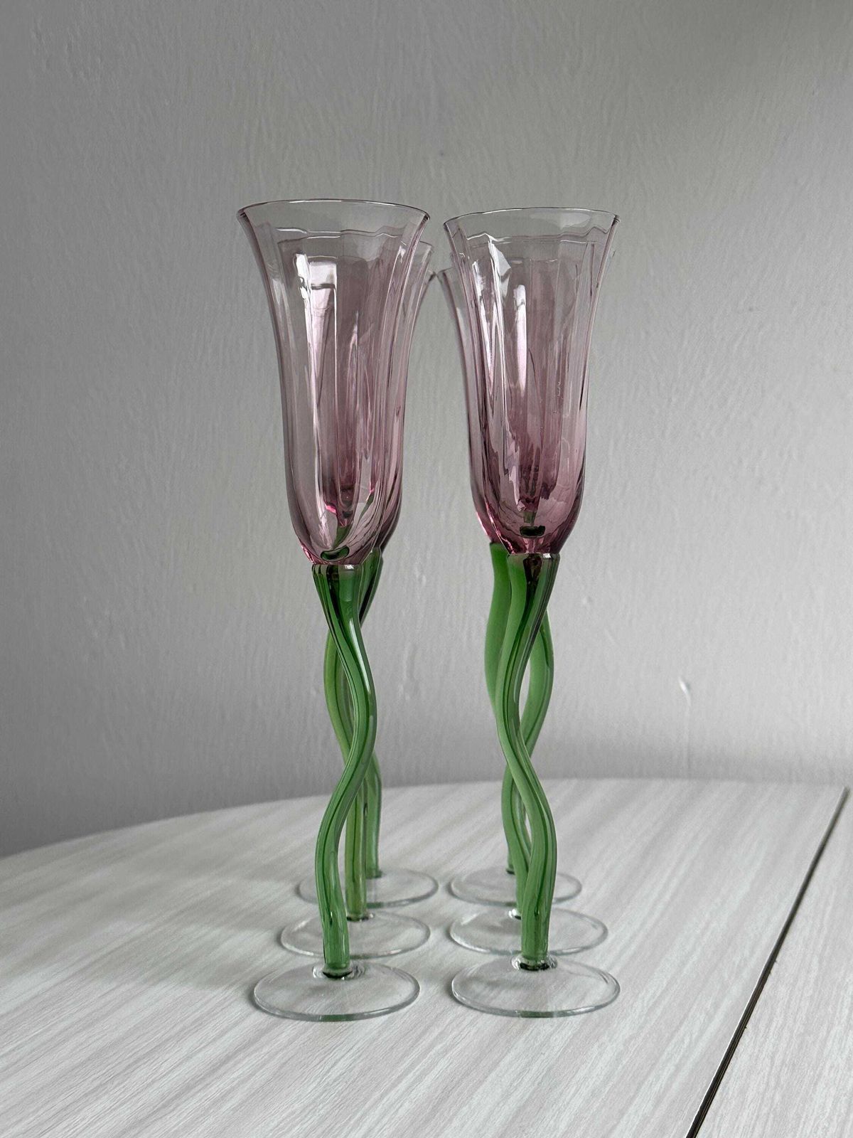 photo furniture Set van 6 champagneglazen van geblazen glas, groen gedraaide voet, doorschijnend roze tulpvorm, unieke en elegante tafeldecoratie, cadeau
