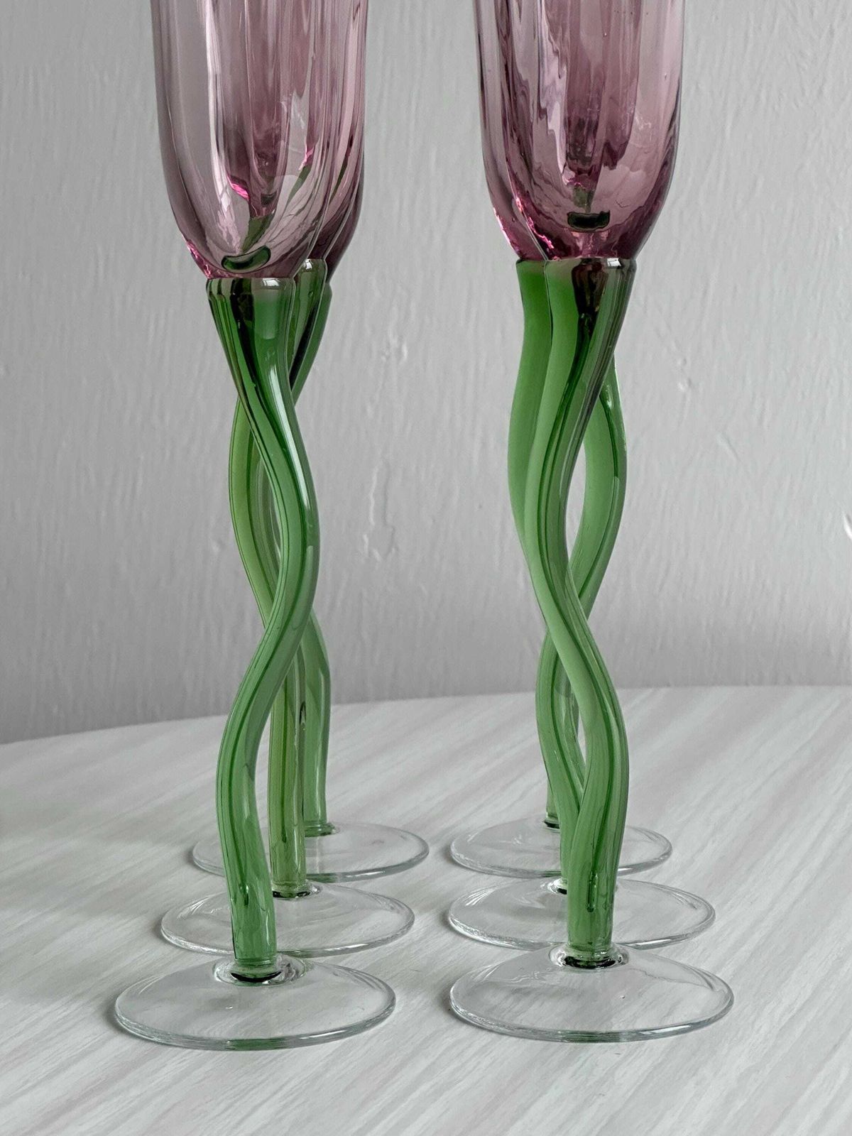 photo for sale Set van 6 champagneglazen van geblazen glas, groen gedraaide voet, doorschijnend roze tulpvorm, unieke en elegante tafeldecoratie, cadeau