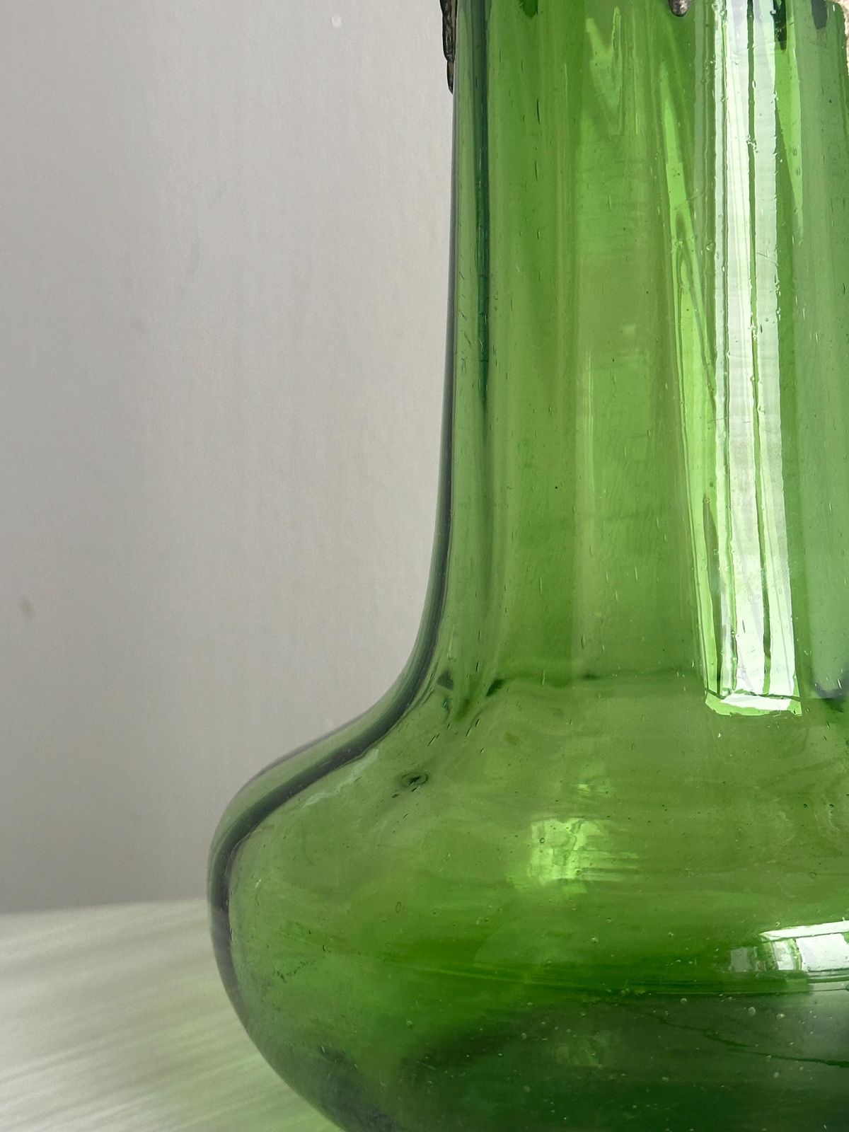 Pichet d'époque en verre soufflé vert translucide, décoration en métal, carafe d'époque, cadeau artistique, art de la table photo for sale
