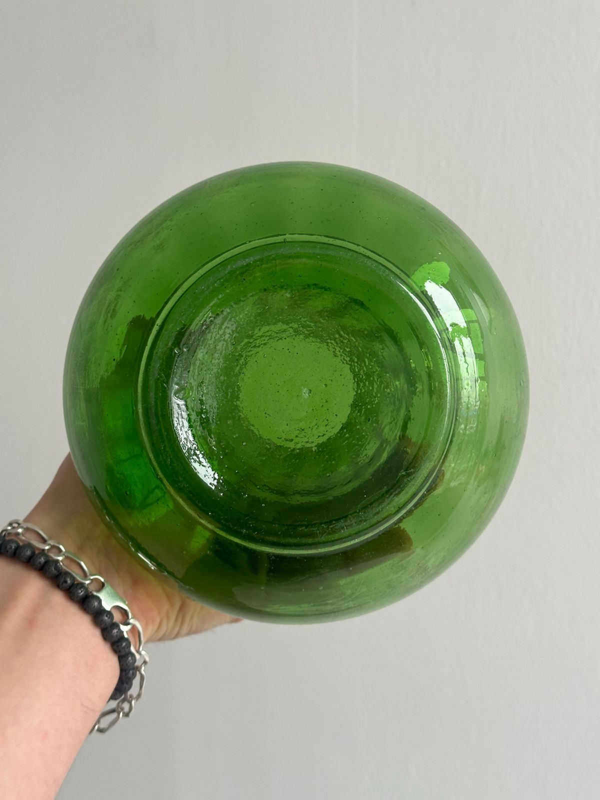 photo furniture Pichet d'époque en verre soufflé vert translucide, décoration en métal, carafe d'époque, cadeau artistique, art de la table