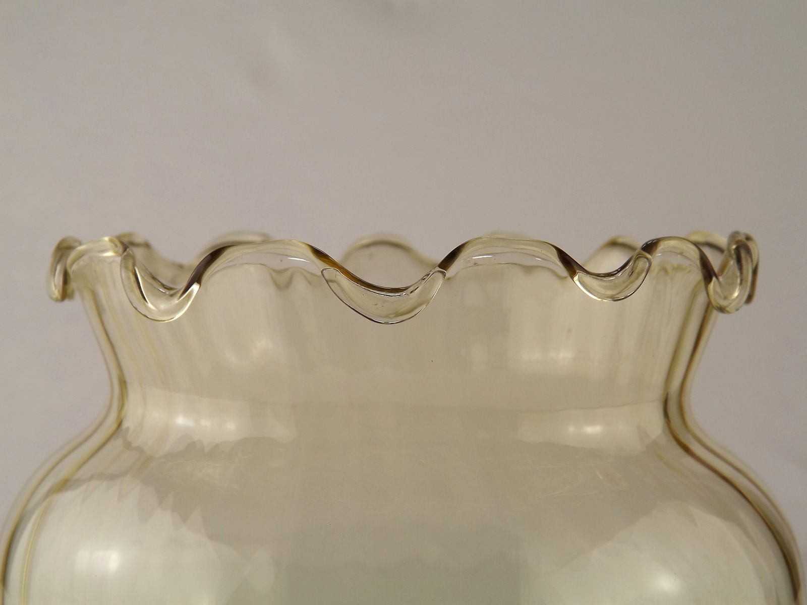 Set Van 2 Vintage Franse Amberkleurige Geribbelde Glazen Kappen Met Gekartelde Rand 5595 photo Verlichting