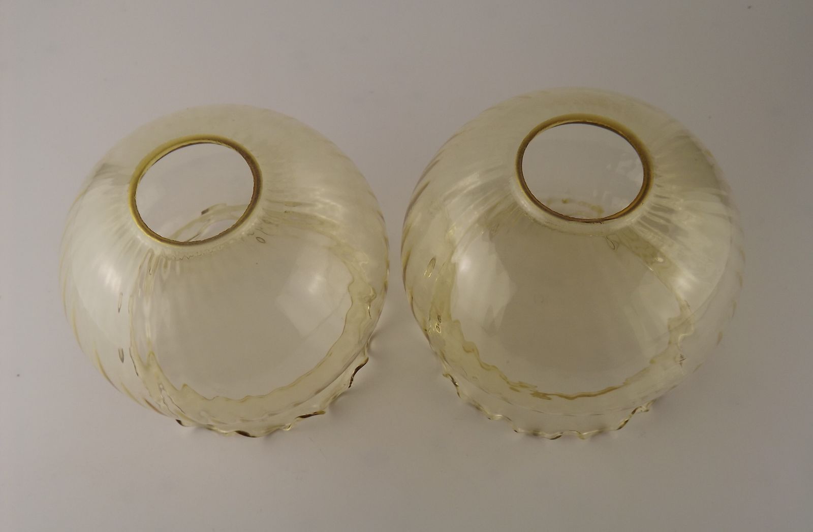 Set Van 2 Vintage Franse Amberkleurige Geribbelde Glazen Kappen Met Gekartelde Rand 5595 photo furniture