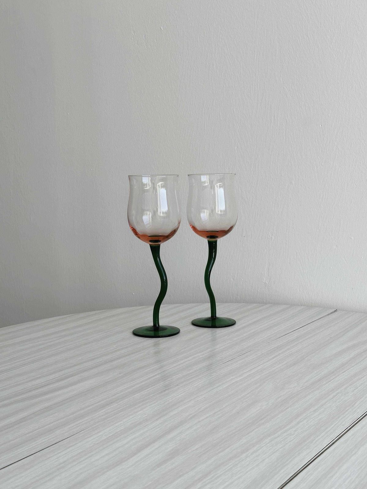 Duo handgeblazen glazen in gerookt roze, groen gedraaide voet, elegante tulpvorm – voor tafeldecoratie of verfijnd aperitief