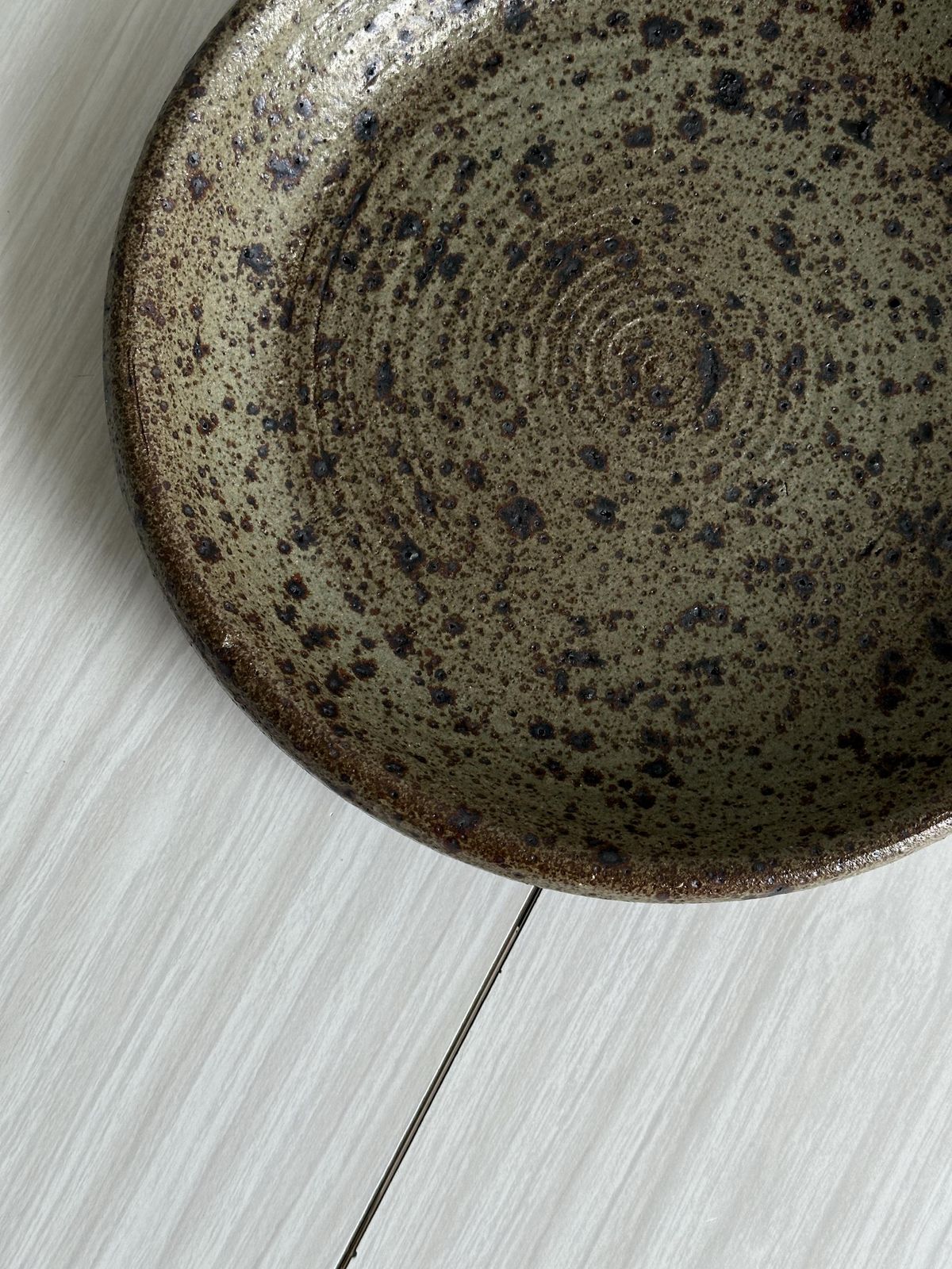Groot antiek pyriet steengoed schaal, rustieke fruitschaal, stijlvol tafelgerei, handgemaakt tafelgerei, keukendecoratie, robuuste keramiek photo furniture