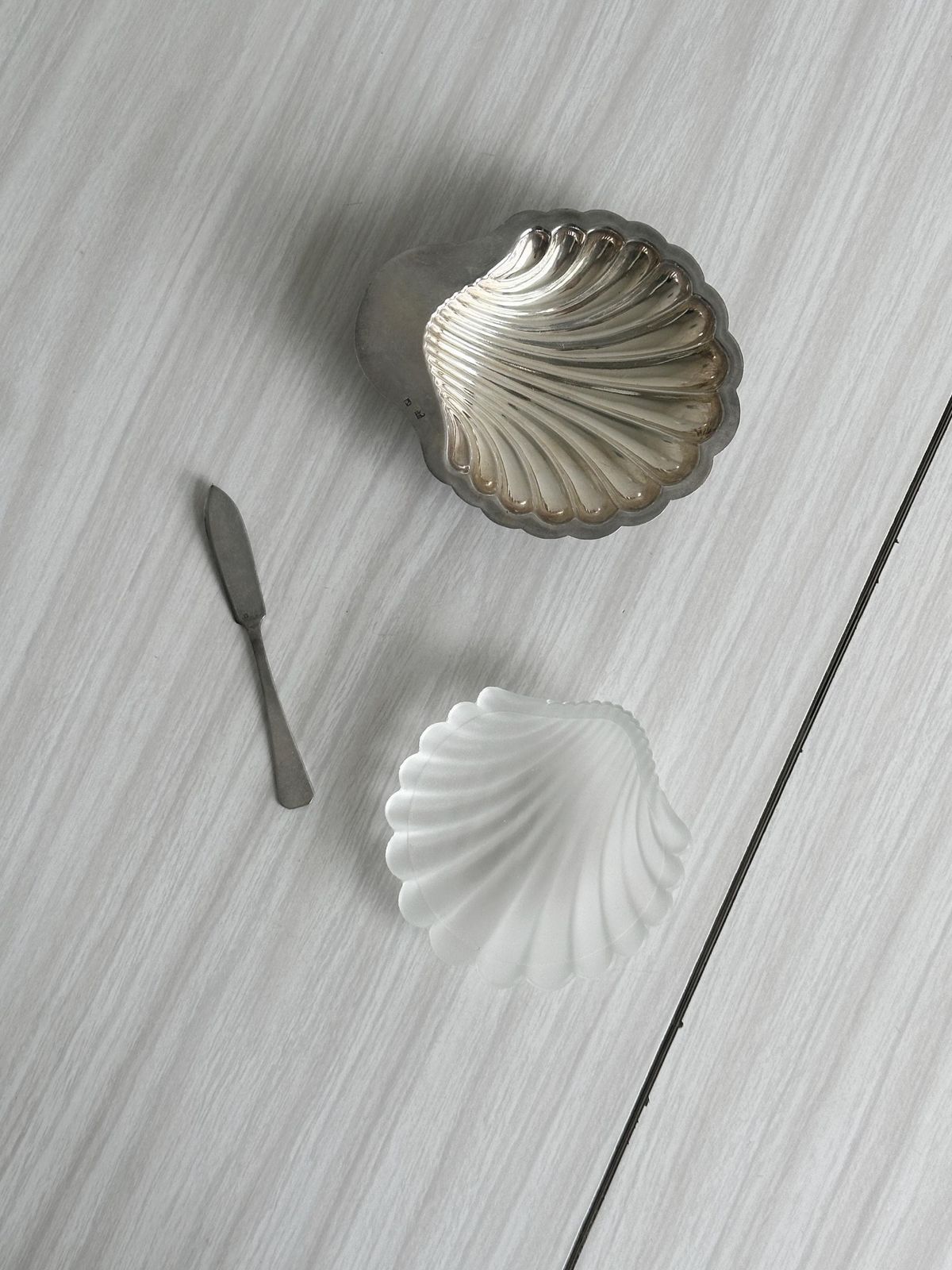 Beurrier de présentation d'époque en forme de coquille, élégant et raffiné, pour un dîner chic ou un petit-déjeuner distingué, cadeau unique photo Décoration
